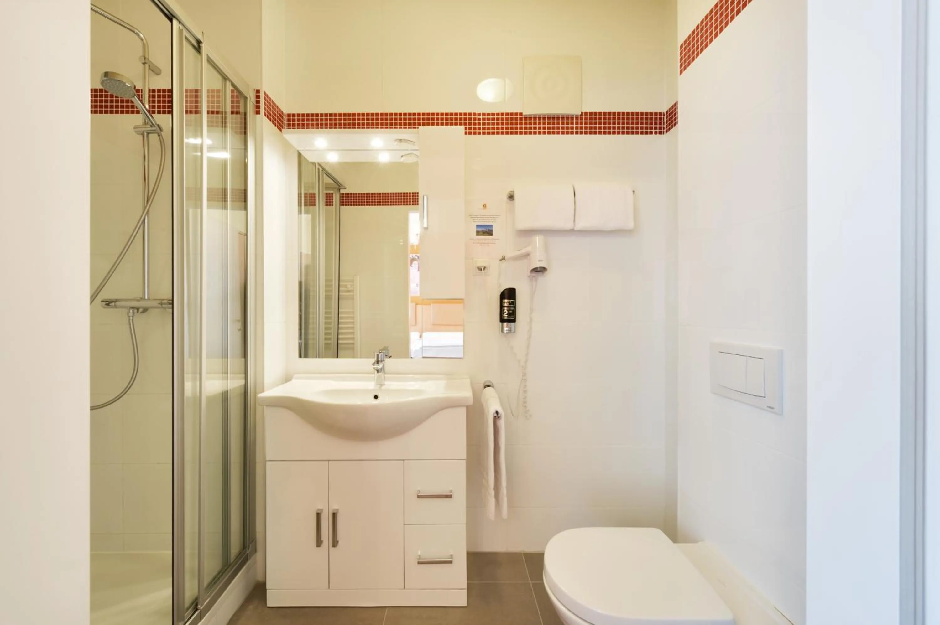 Bathroom in Garten- und Kunsthotel Gabriel City