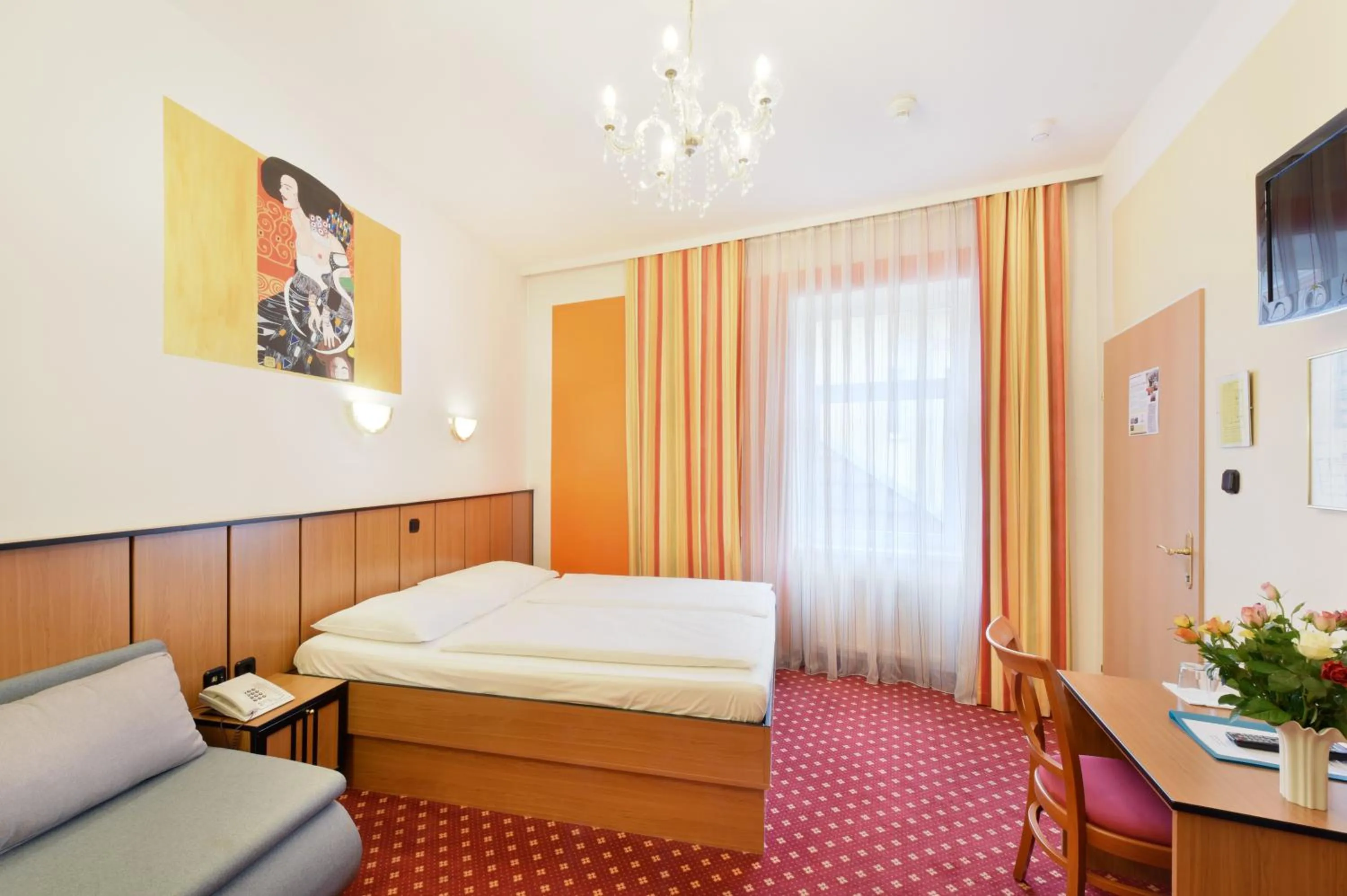 Photo of the whole room, Bed in Garten- und Kunsthotel Gabriel City