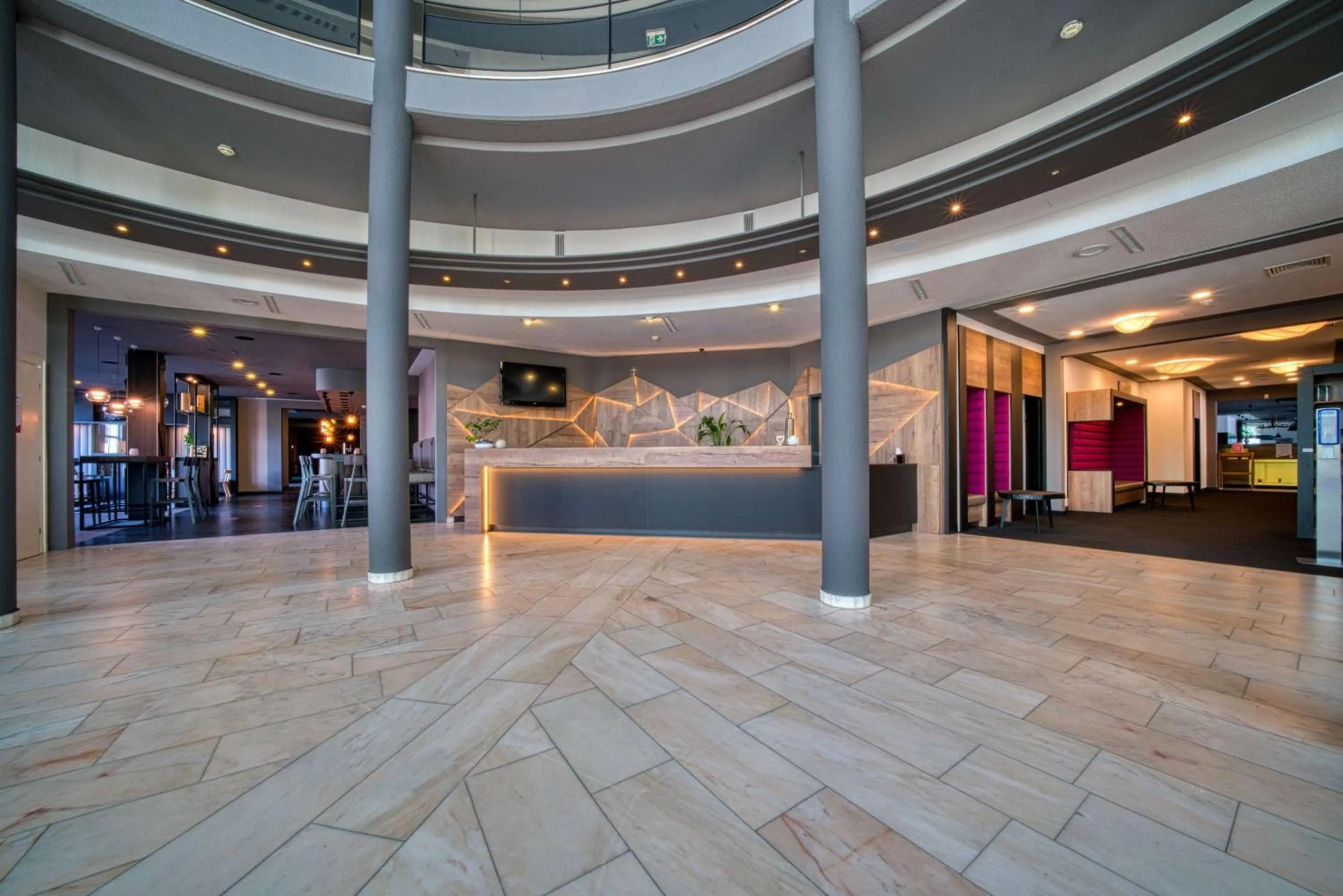 Lobby or reception in FourSide Hotel Salzburg Messe, Trademark Collection by Wyndham