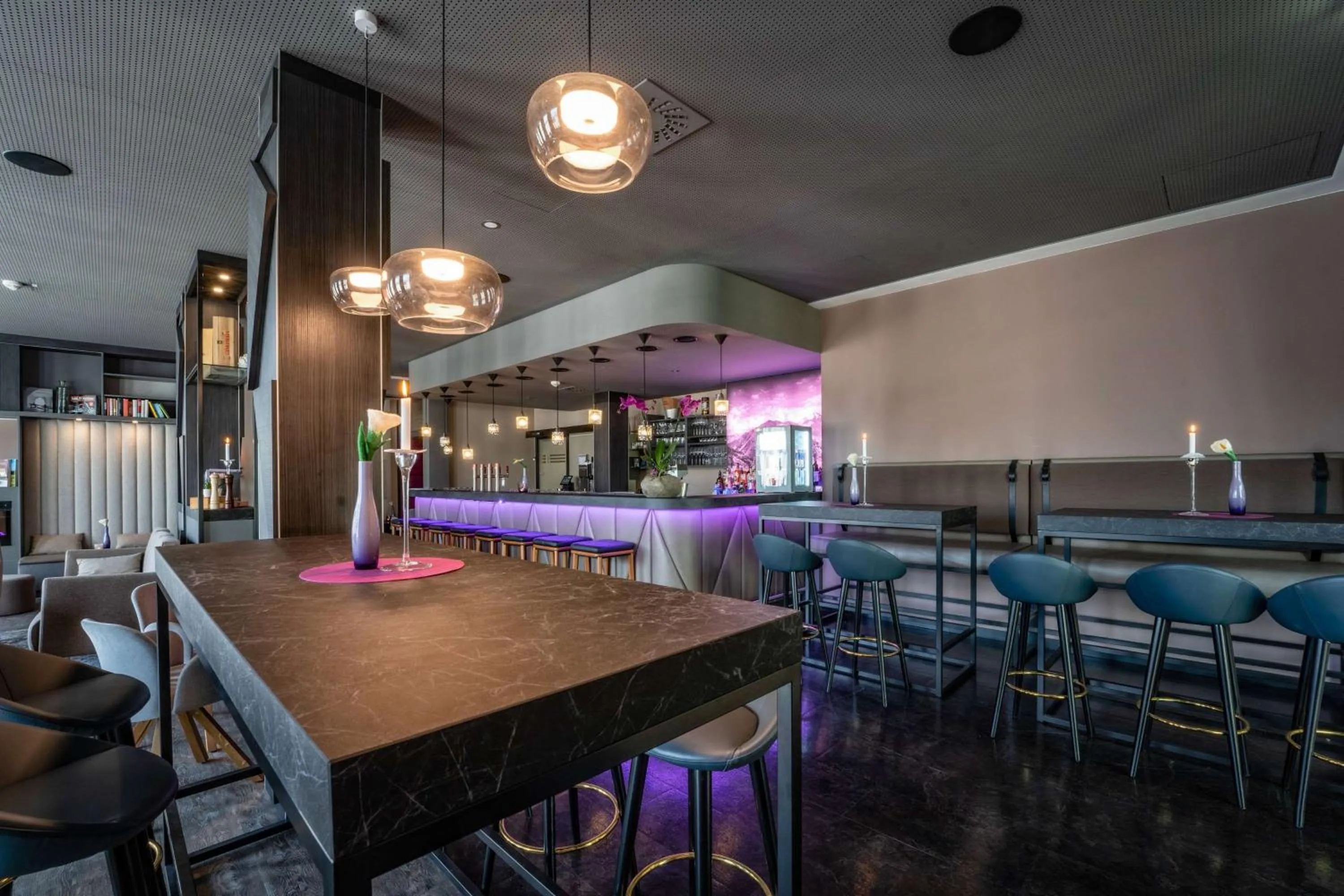 Lounge or bar in FourSide Hotel Salzburg Messe, Trademark Collection by Wyndham