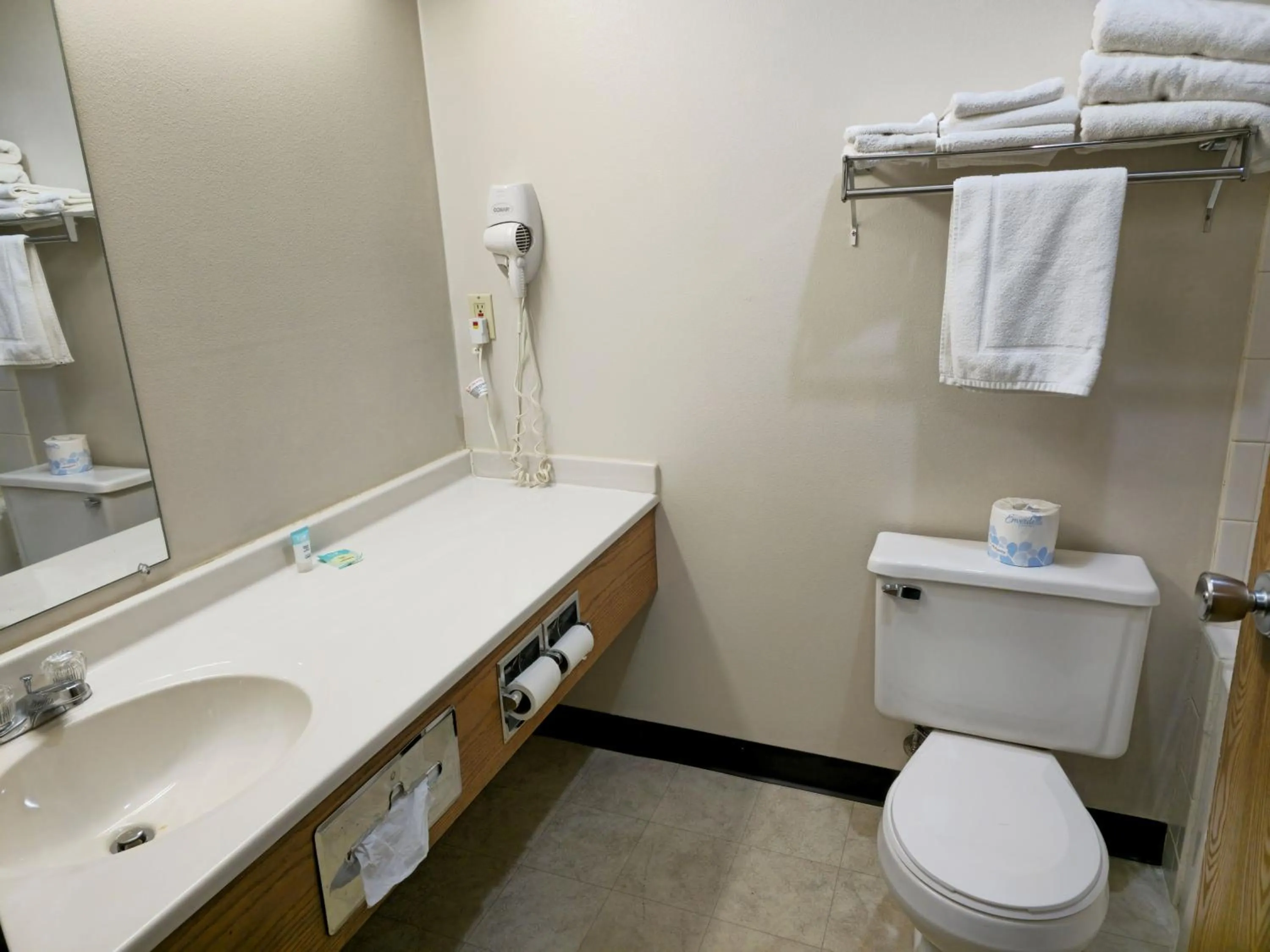 Bathroom in AmeriVu Inn and Suites Shawano WI