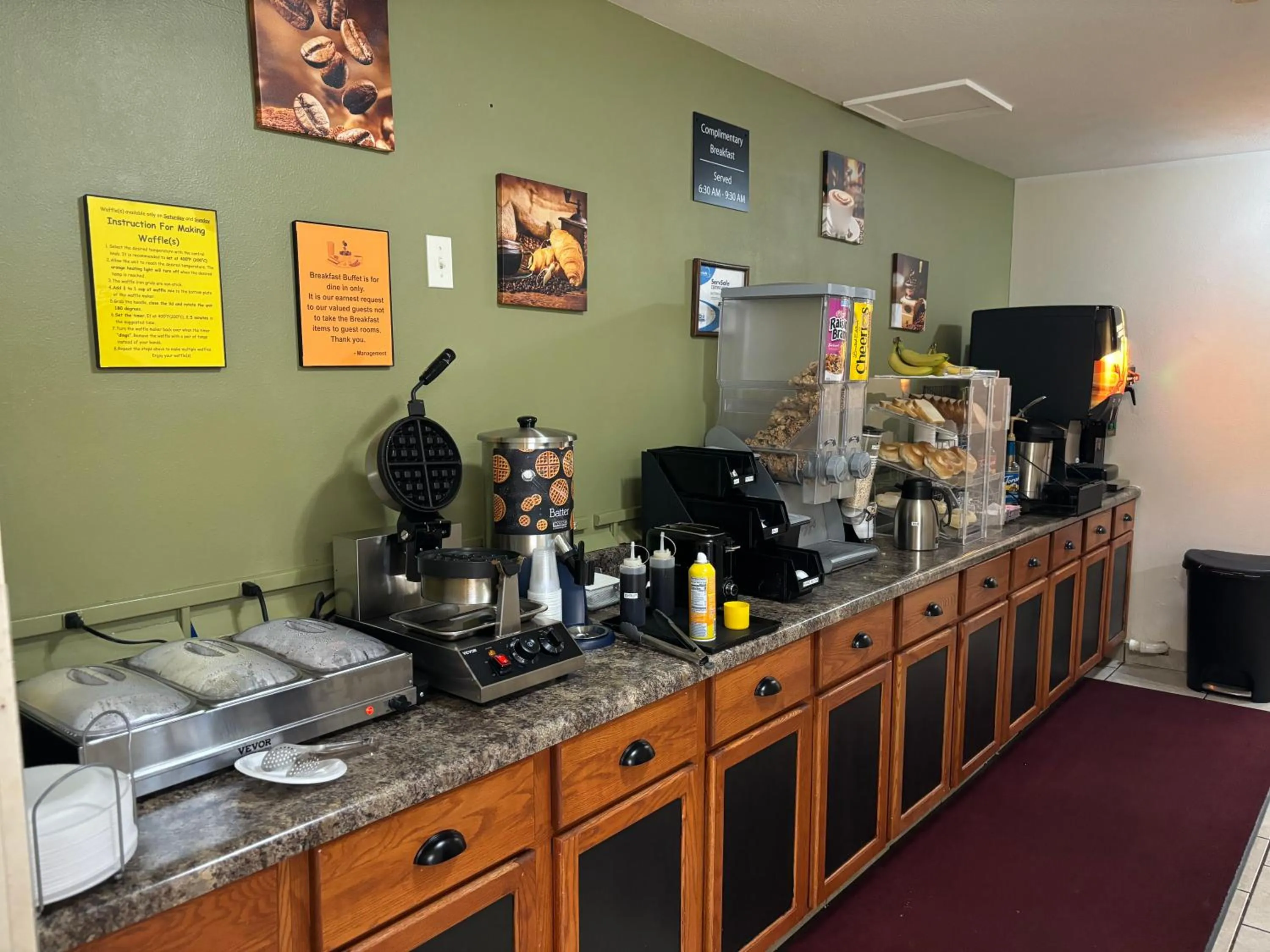 Breakfast in AmeriVu Inn and Suites Shawano WI