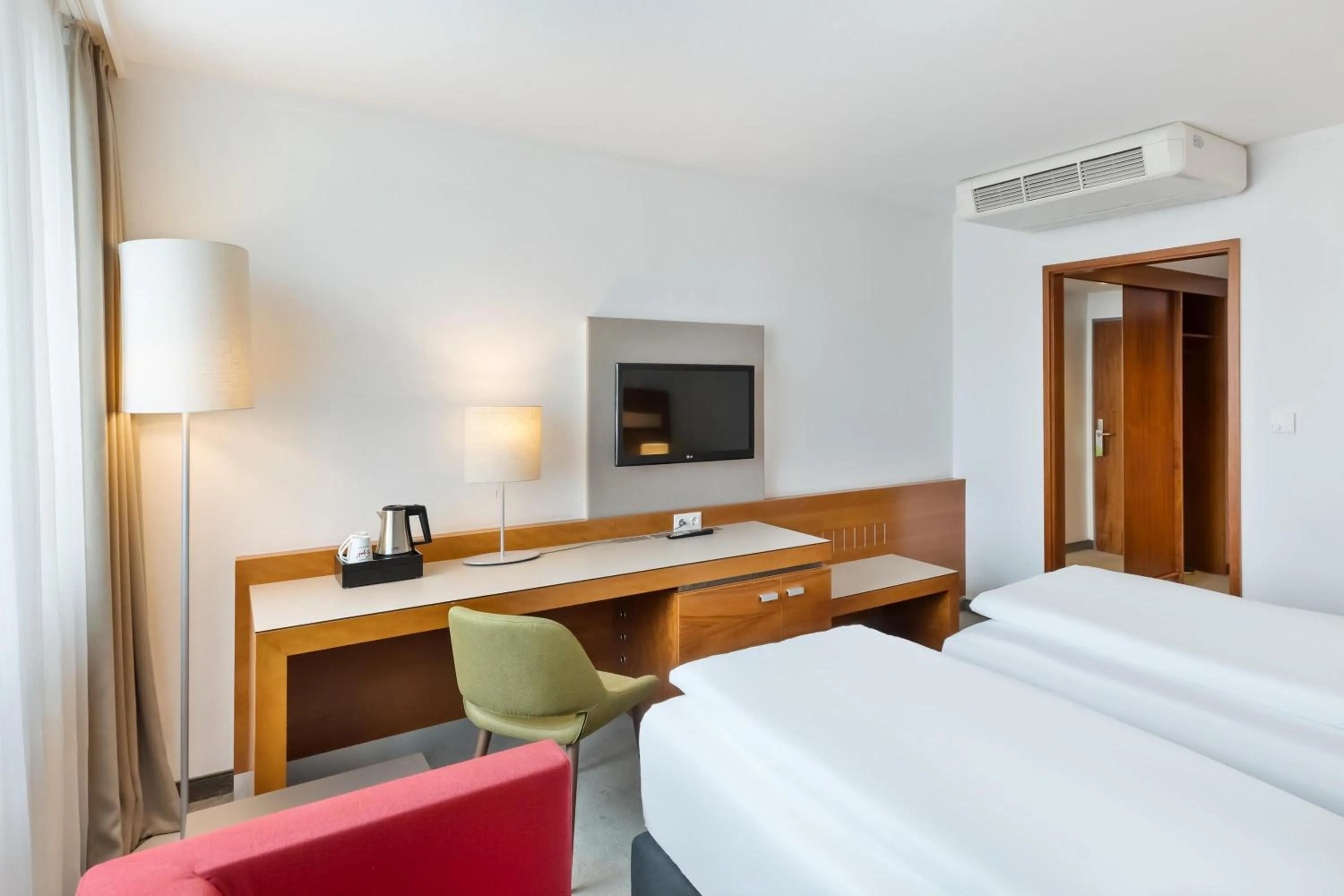 Photo of the whole room, Bed in Austria Trend Hotel Europa Graz Hauptbahnhof
