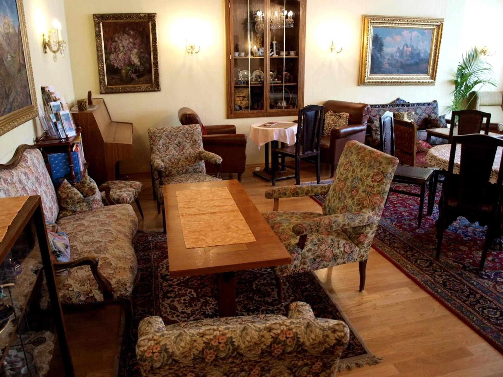 Communal lounge/ TV room in Hotel Alpenblick