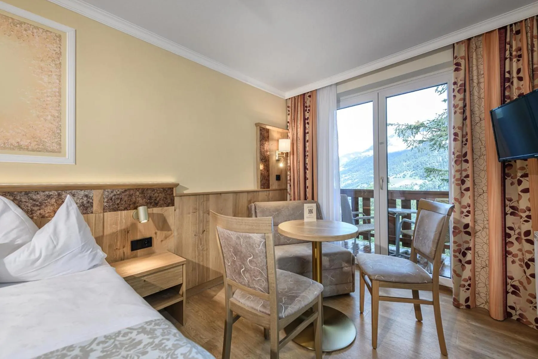 Balcony/Terrace, Bed in Hotel Alpenblick