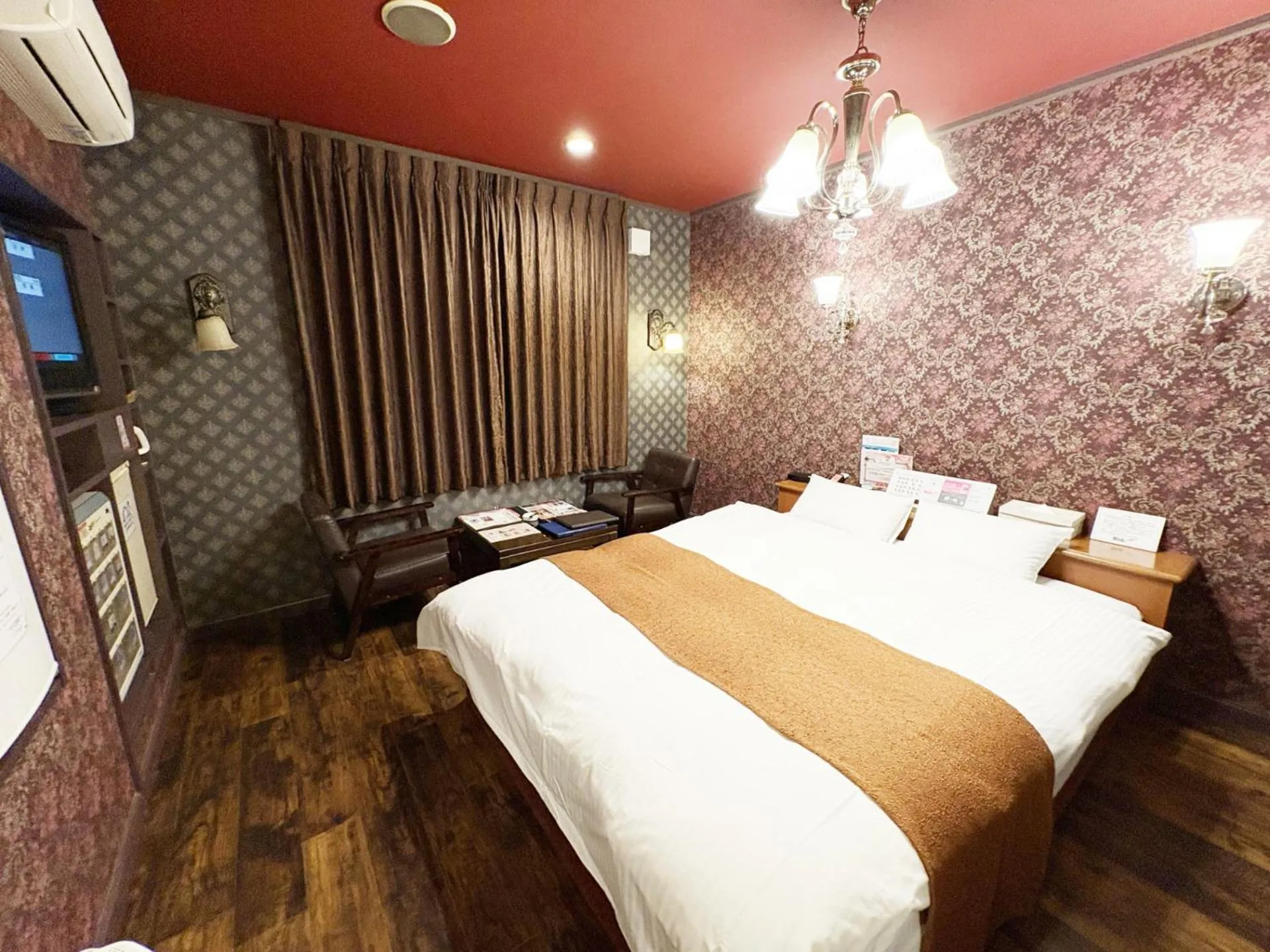 Bedroom, Bed in Wink