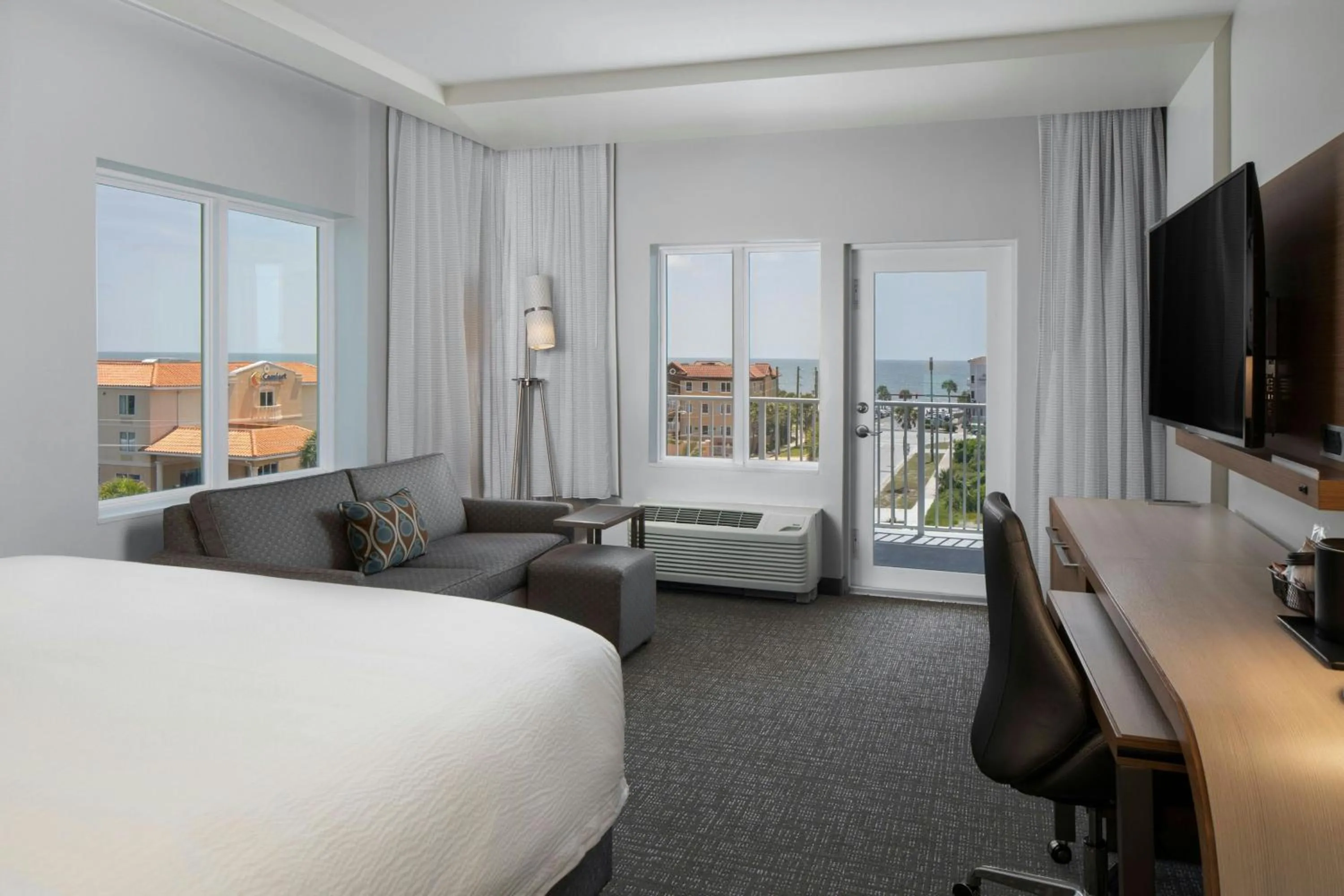 Photo of the whole room, Bed in Courtyard Amelia Island