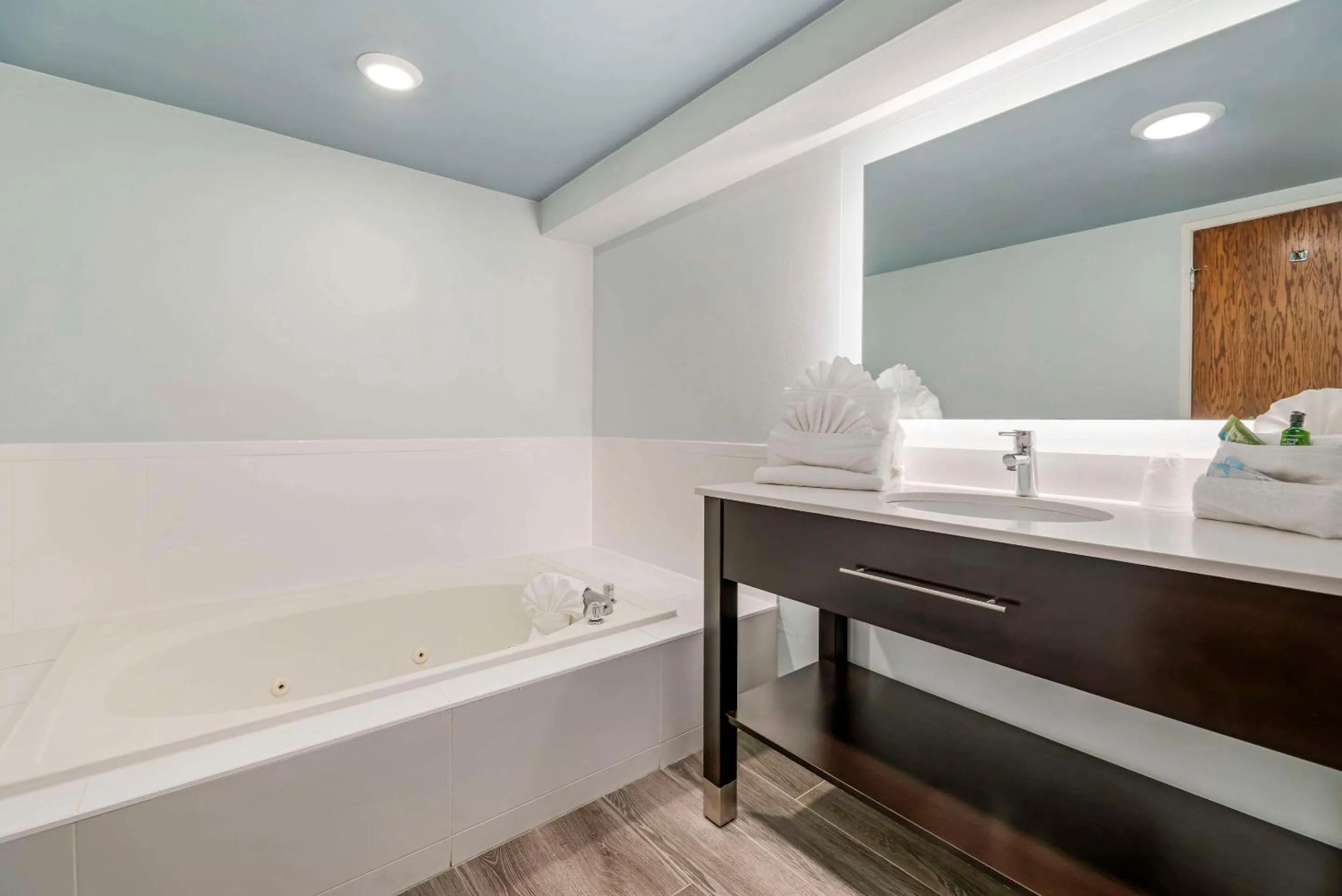 Bedroom in Heidel House Hotel and Conference Center, an Ascend Collection Hotel