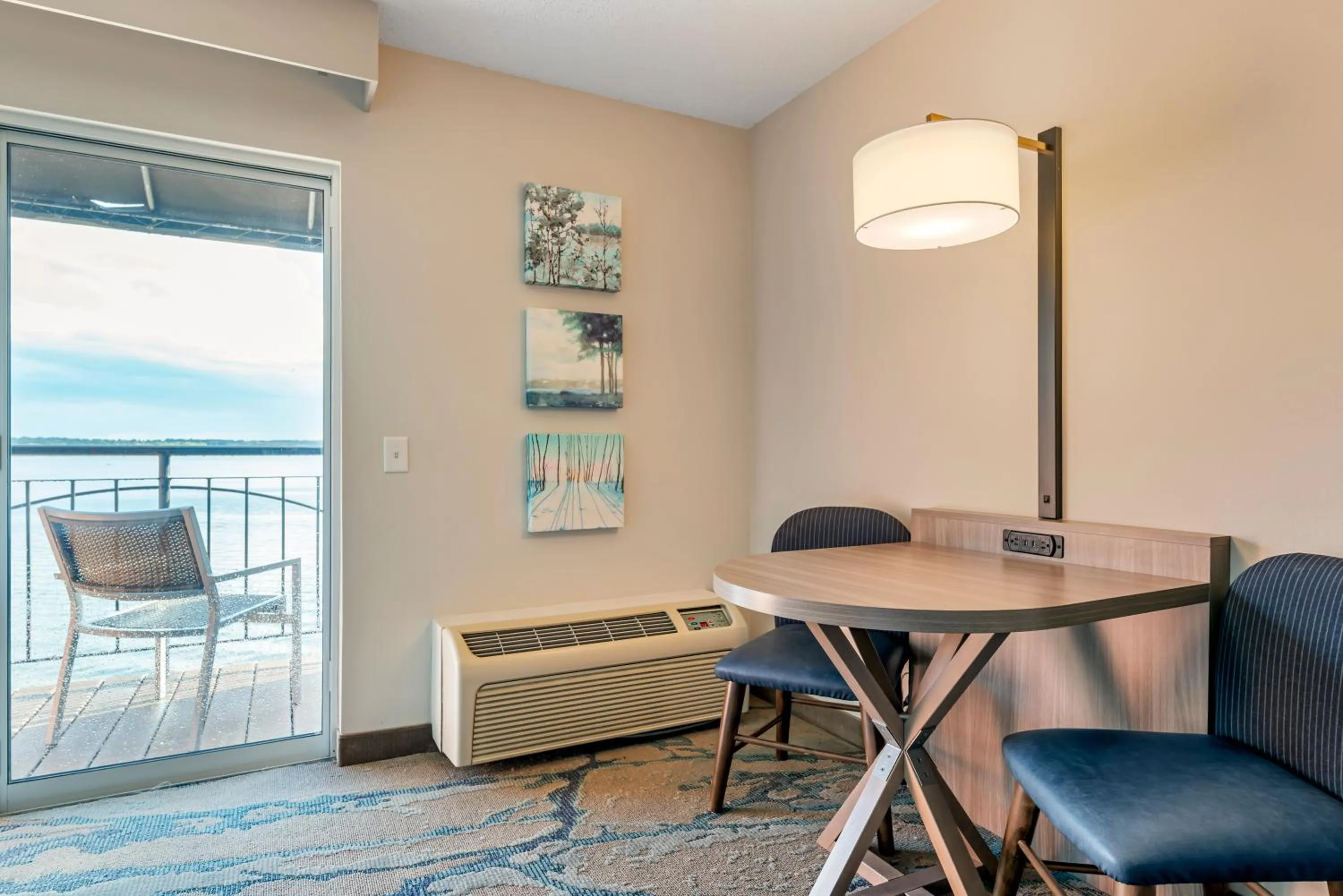 Seating area in Heidel House Hotel and Conference Center, an Ascend Collection Hotel