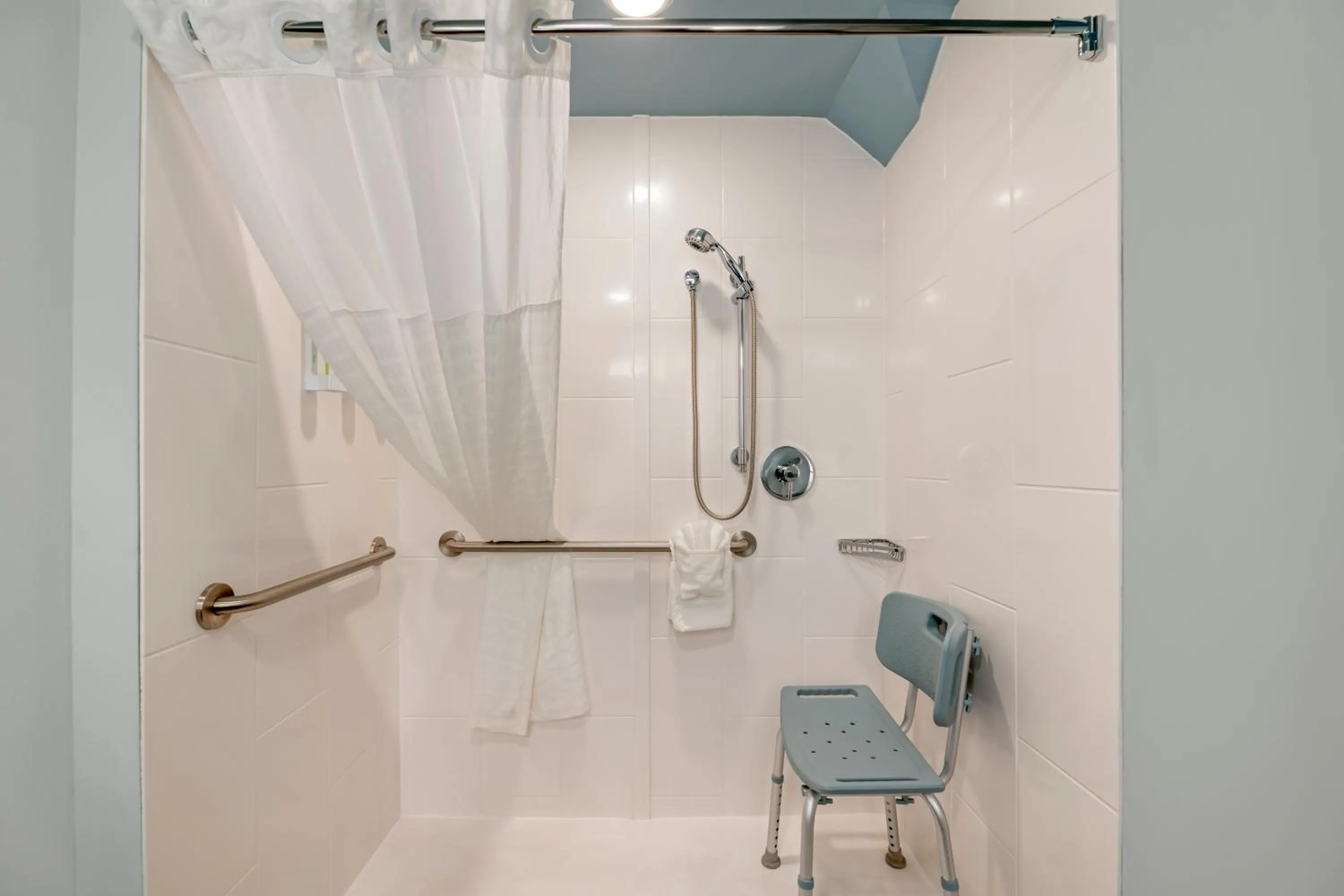 Shower in Heidel House Hotel and Conference Center, an Ascend Collection Hotel