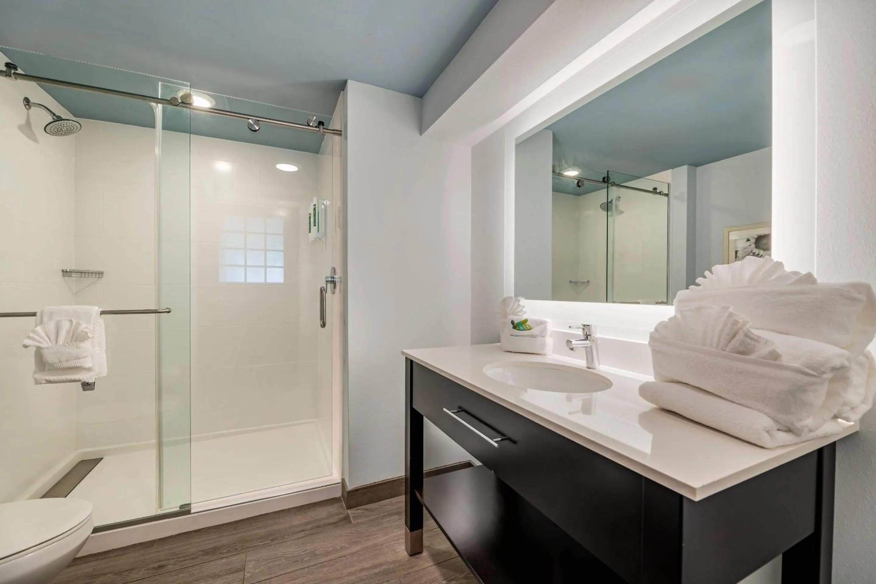 Bedroom in Heidel House Hotel and Conference Center, an Ascend Collection Hotel