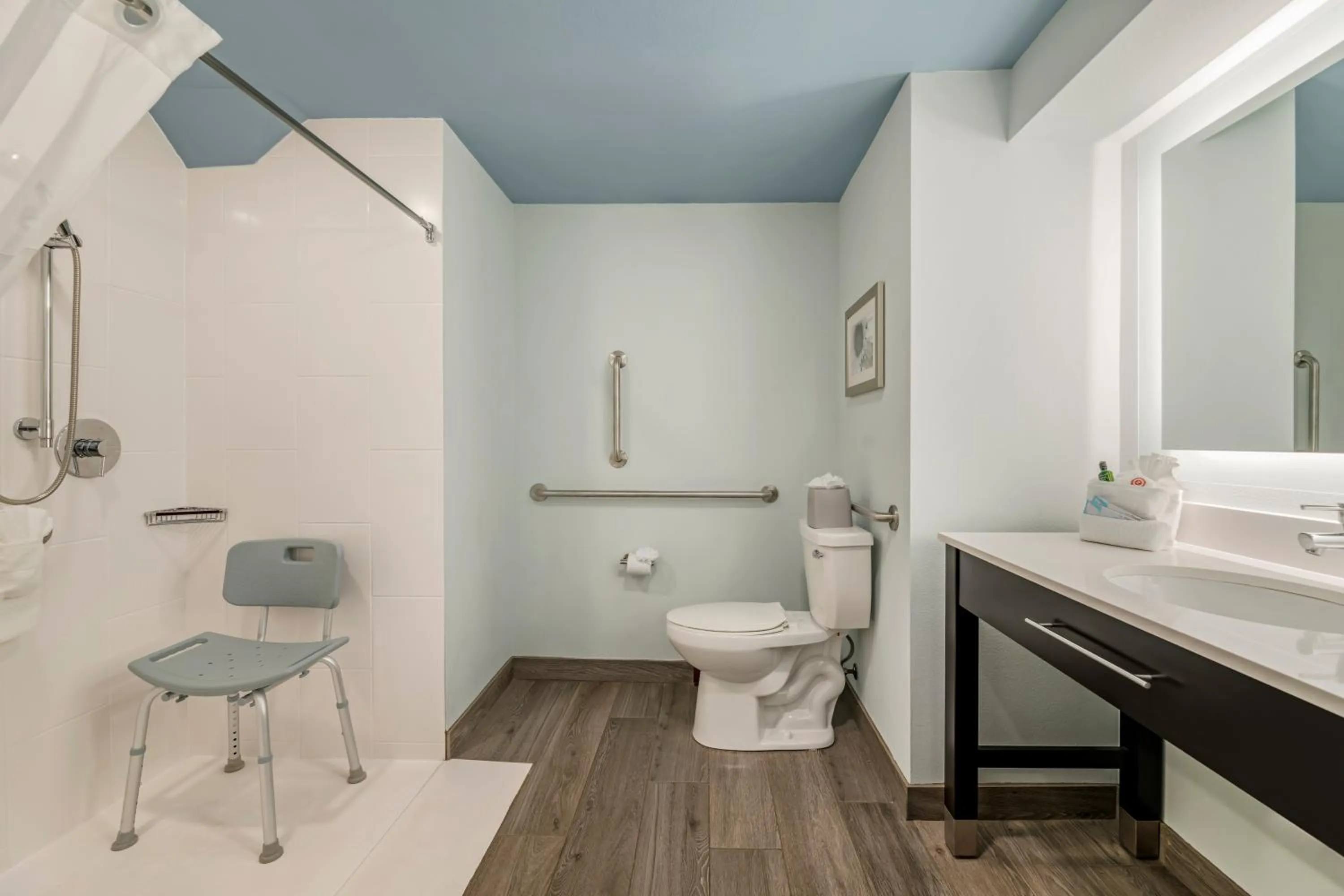 Bathroom in Heidel House Hotel and Conference Center, an Ascend Collection Hotel