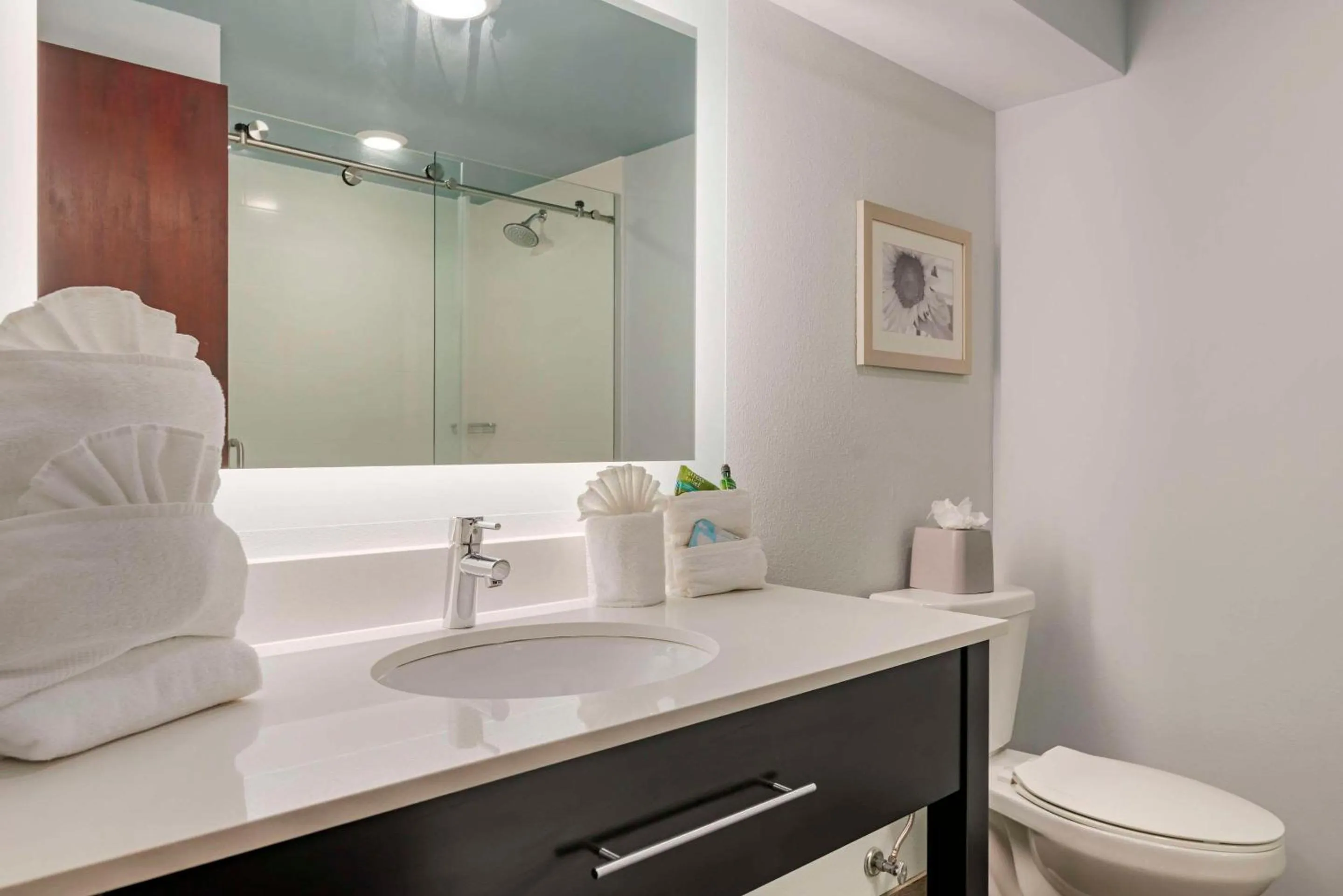 Bedroom in Heidel House Hotel and Conference Center, an Ascend Collection Hotel