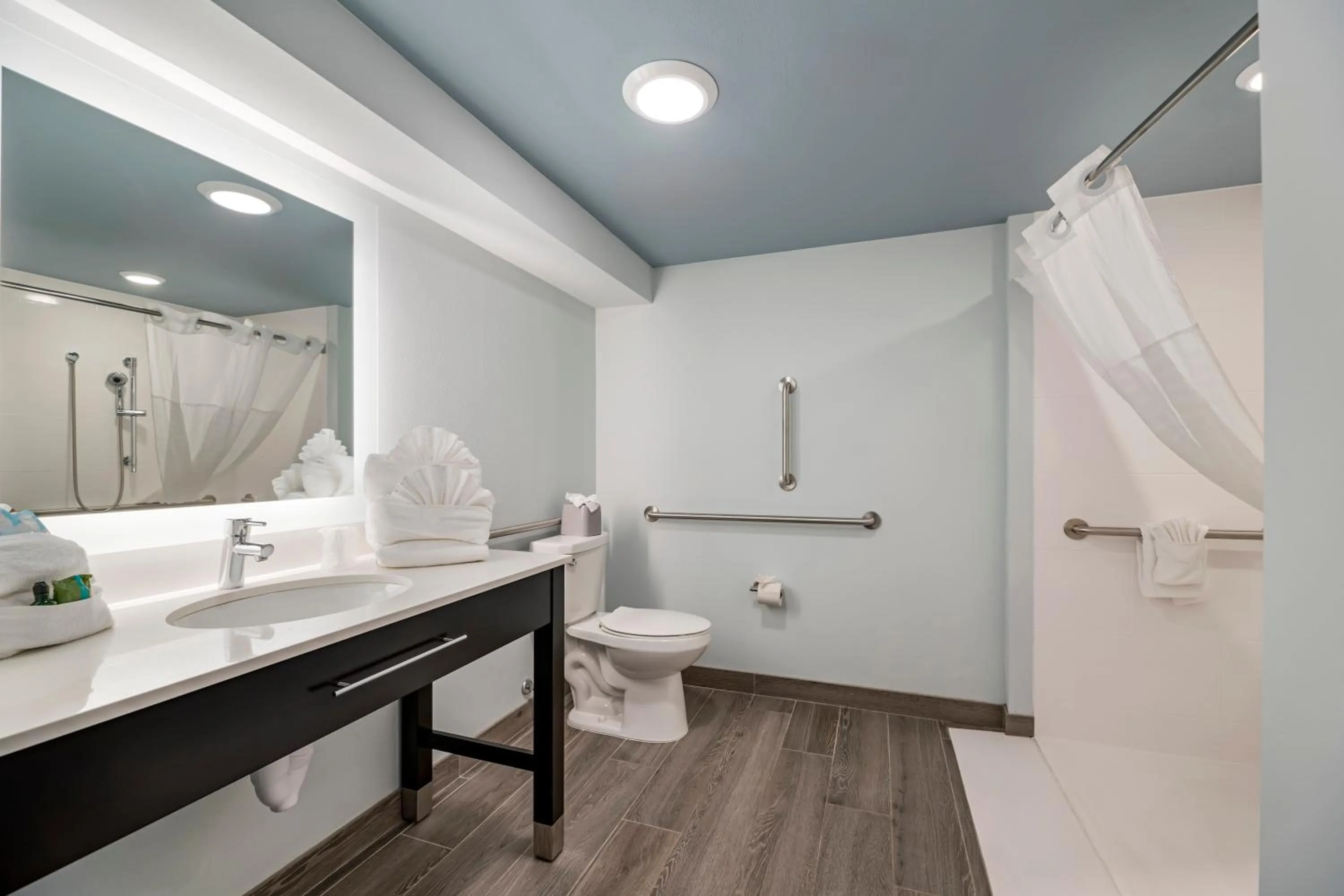 Bathroom in Heidel House Hotel and Conference Center, an Ascend Collection Hotel