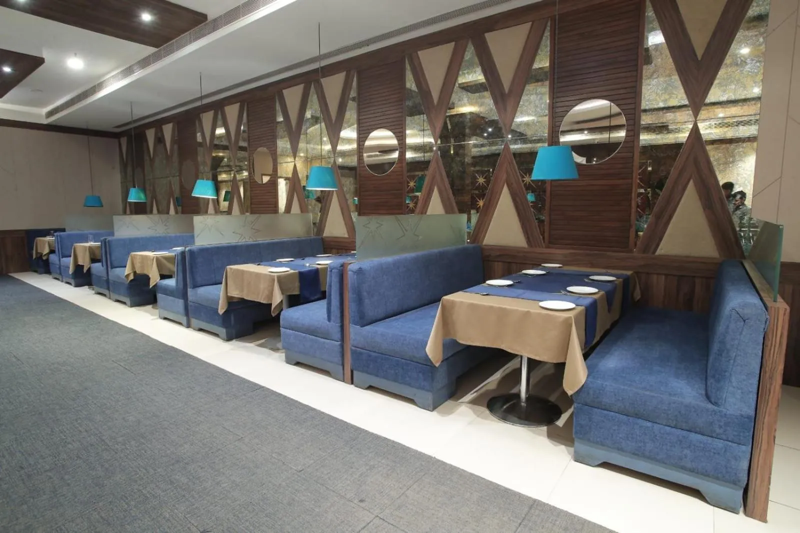 Restaurant/places to eat in Hotel Adityaz