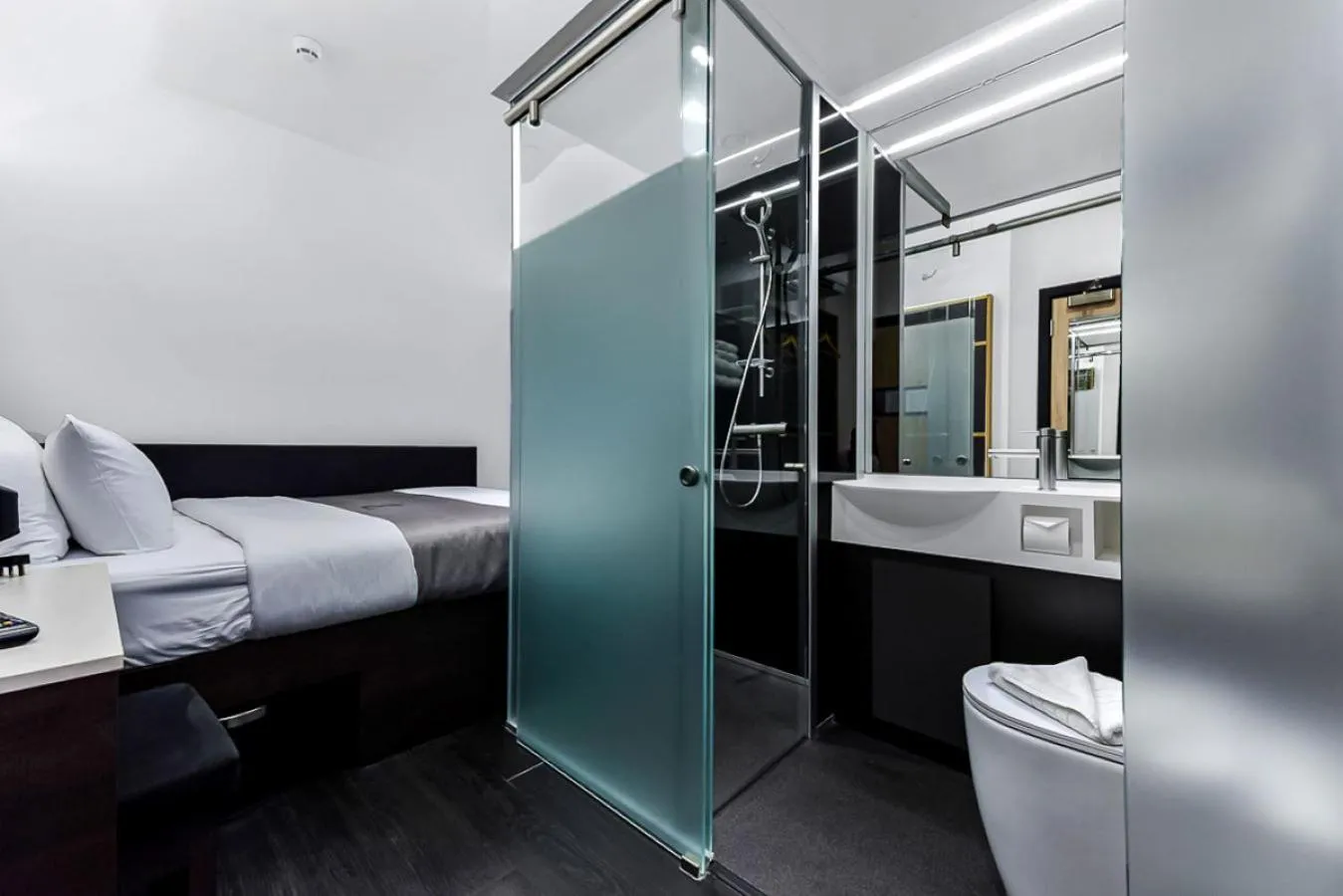 Bathroom, Bed in The Z Hotel Strand