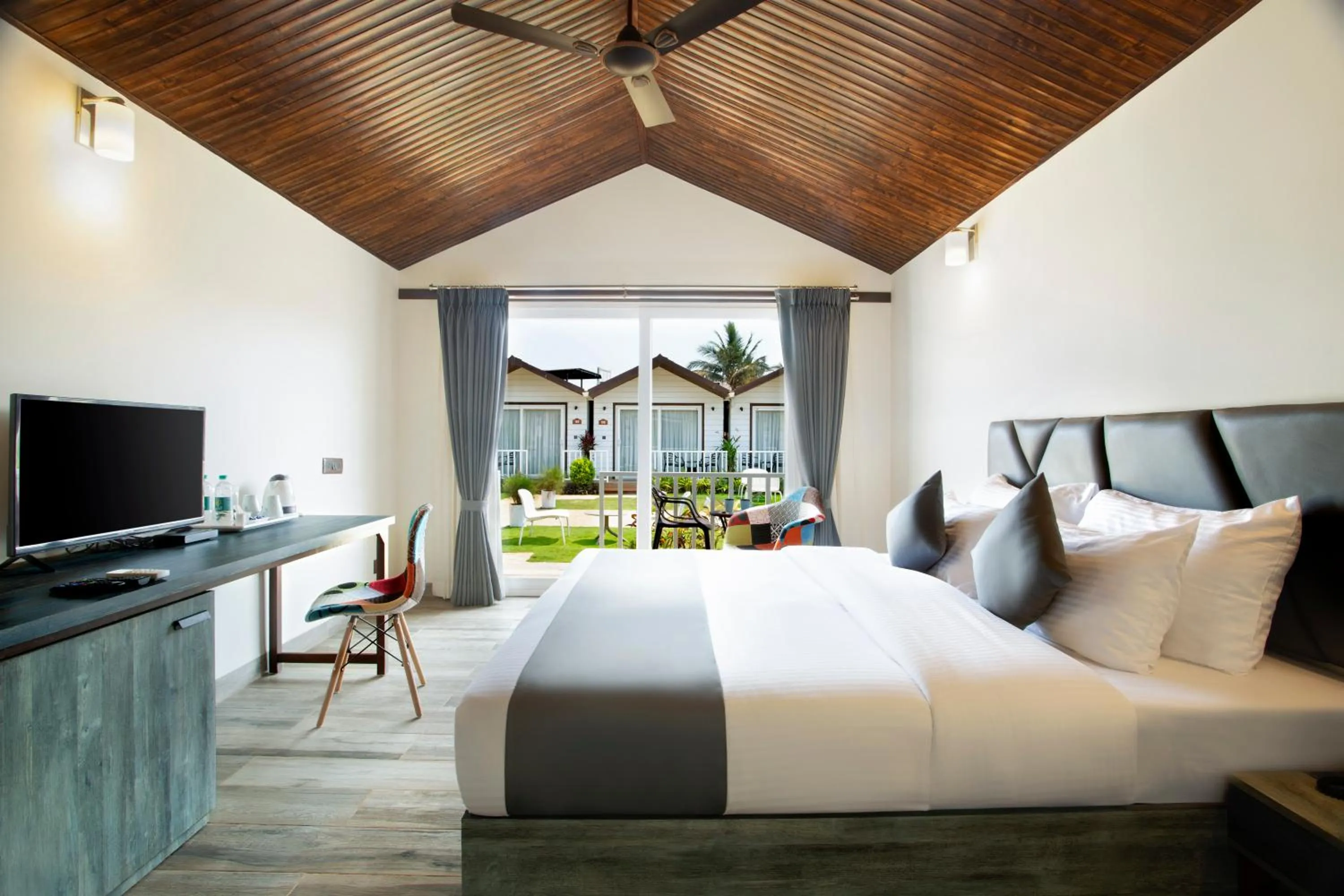 Photo of the whole room, Bed in Stone Wood Beach Resort, Vagator