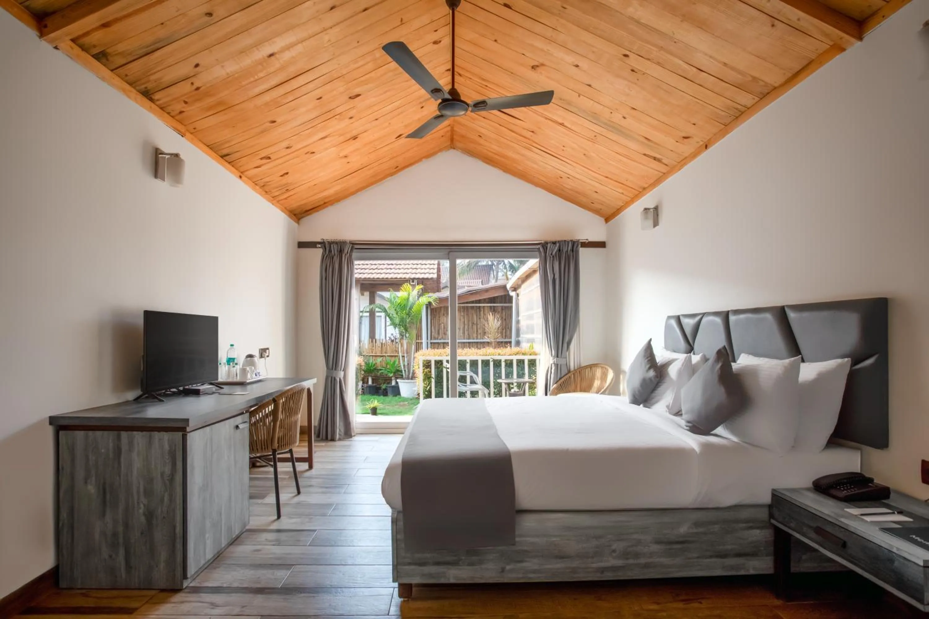 Photo of the whole room, Bed in Stone Wood Beach Resort, Vagator