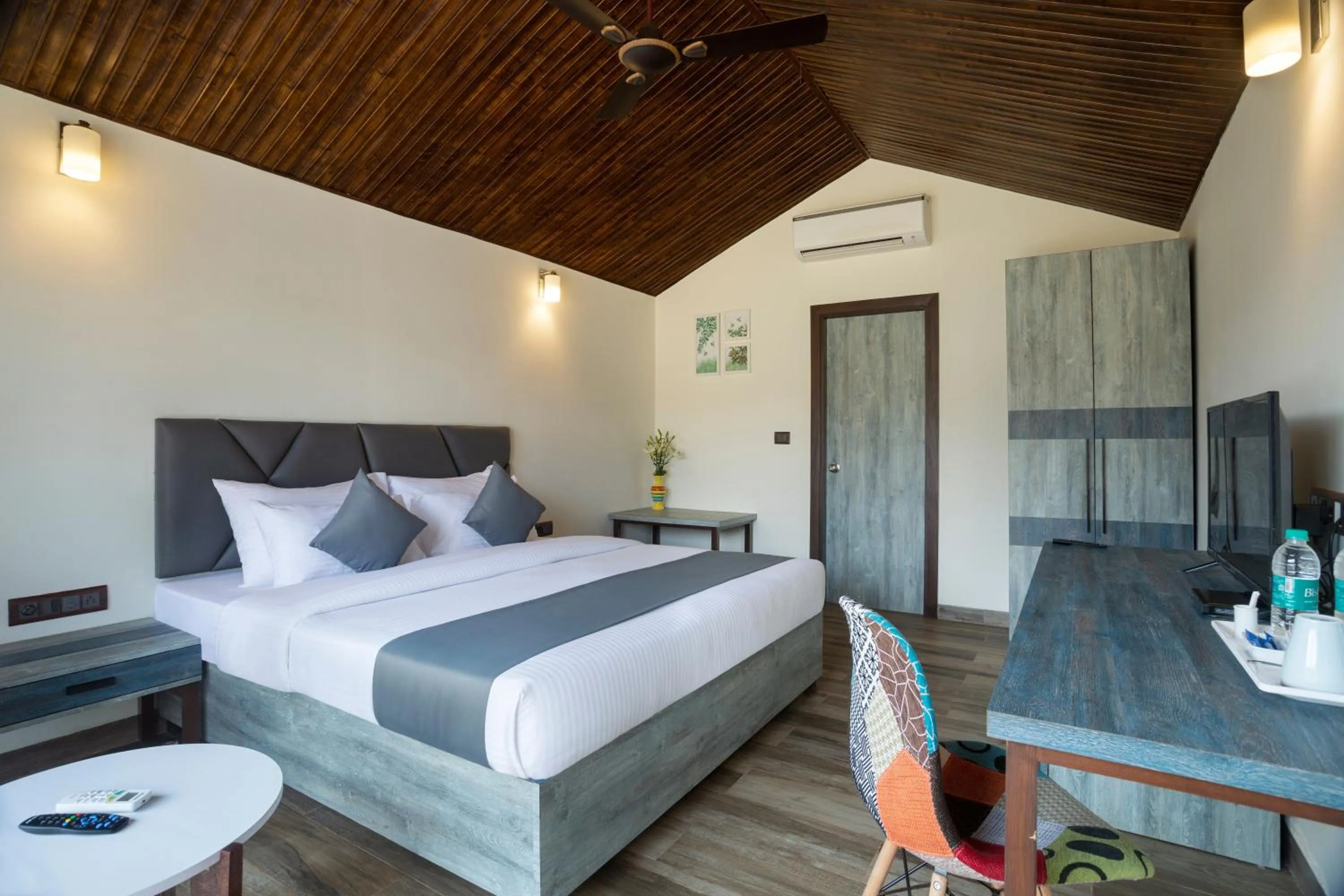 Photo of the whole room, Bed in Stone Wood Beach Resort, Vagator