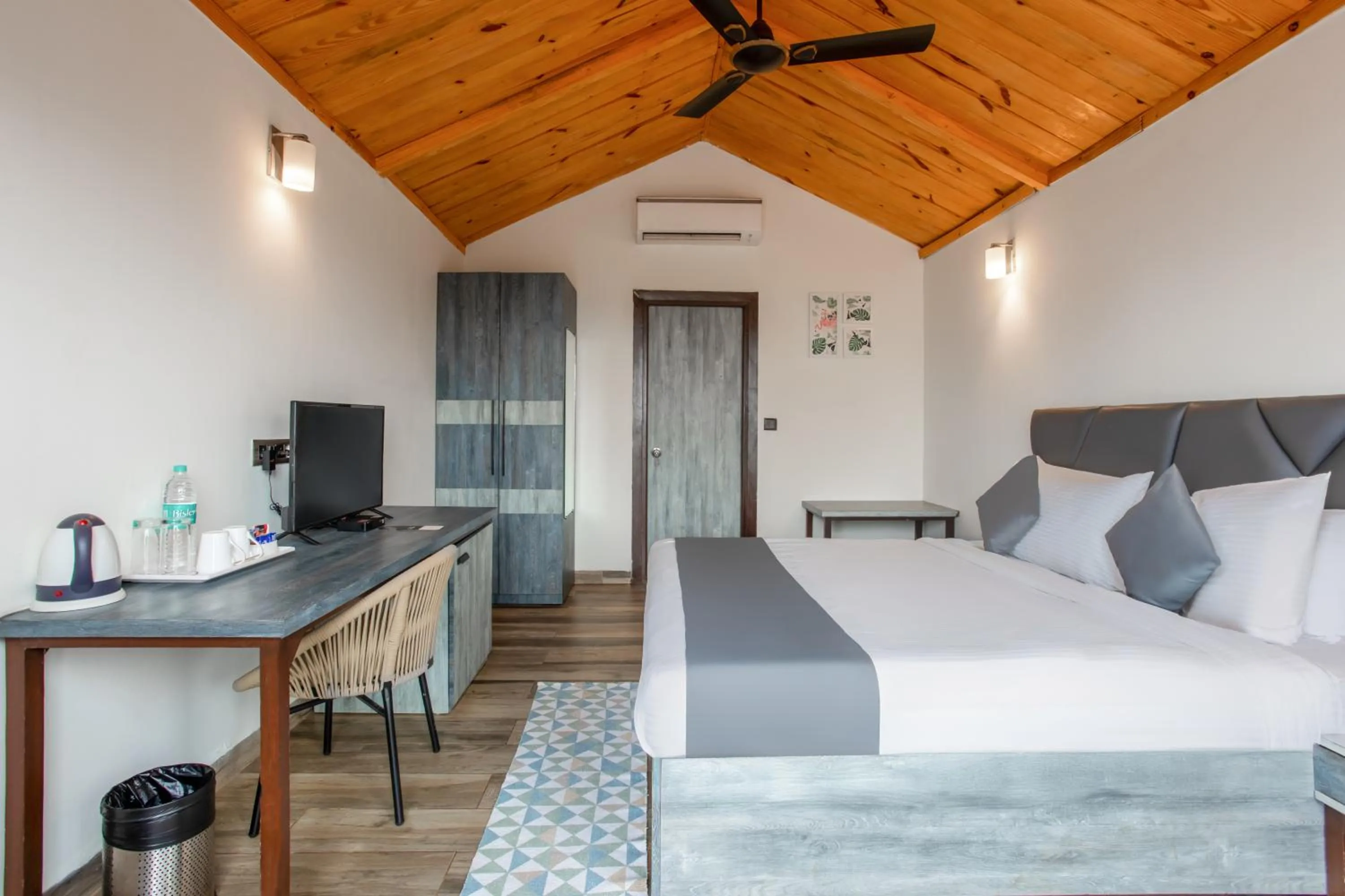 Photo of the whole room in Stone Wood Beach Resort, Vagator