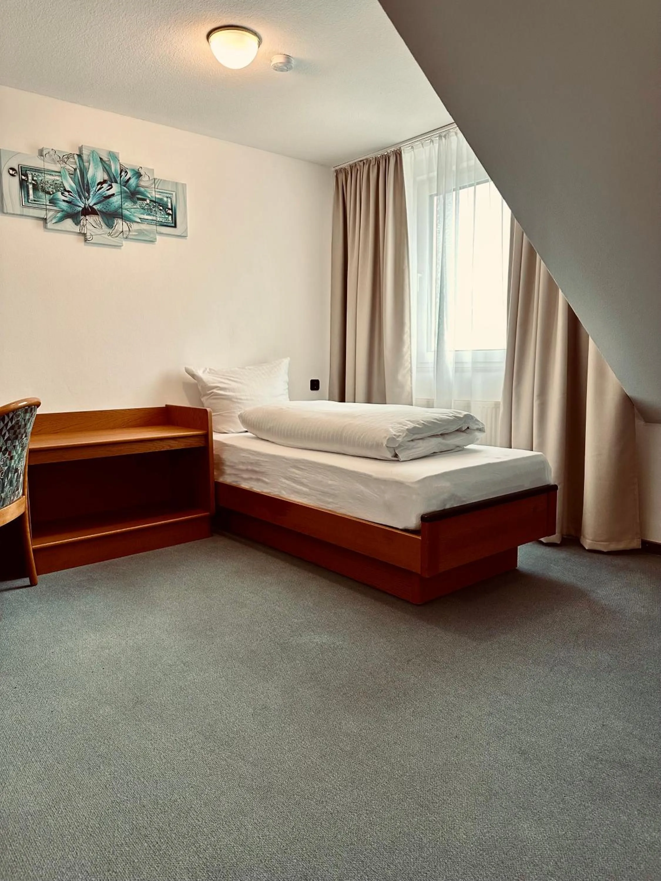Photo of the whole room, Bed in E&D Hotel Rodgau