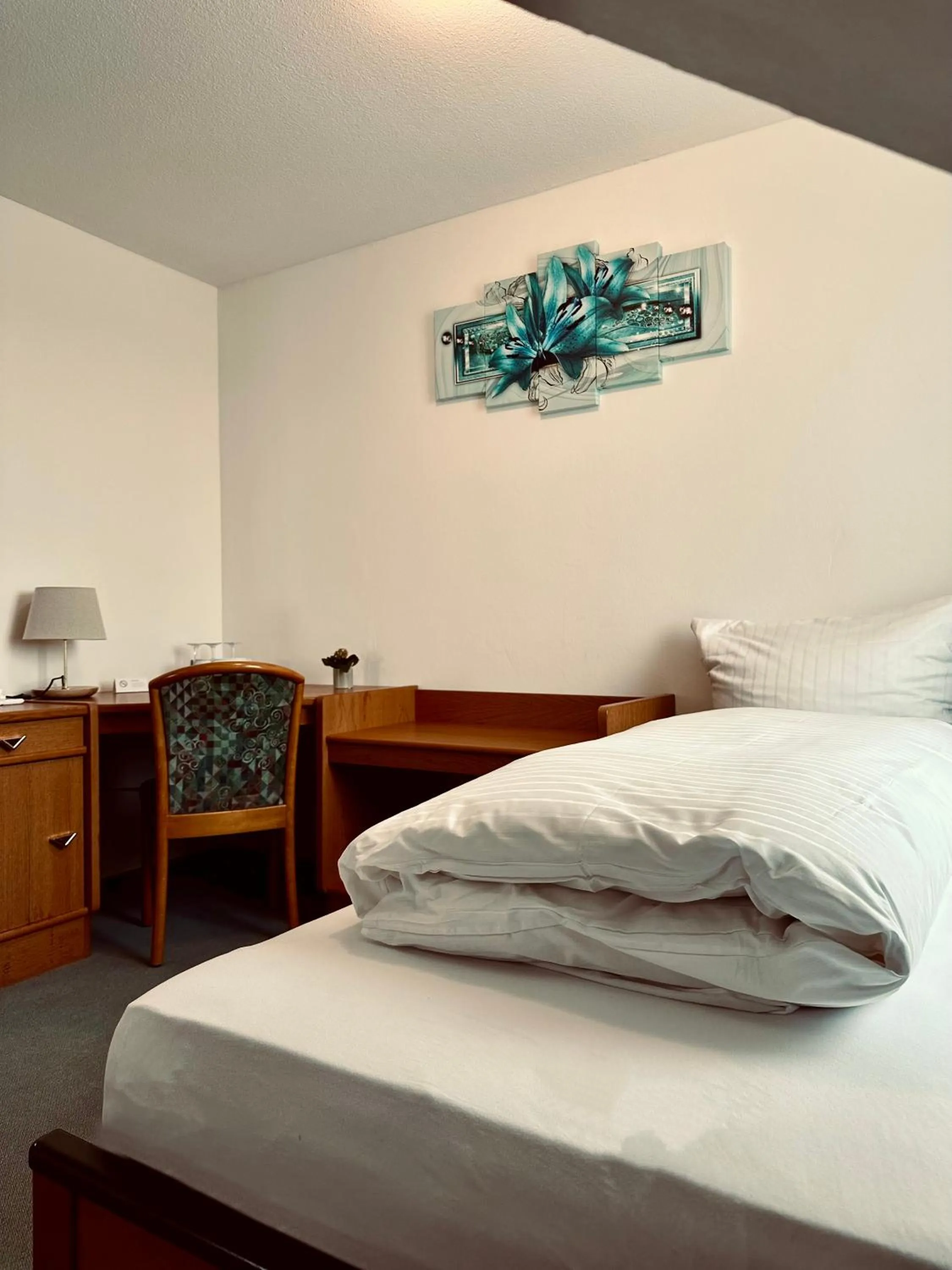 Photo of the whole room, Bed in E&D Hotel Rodgau