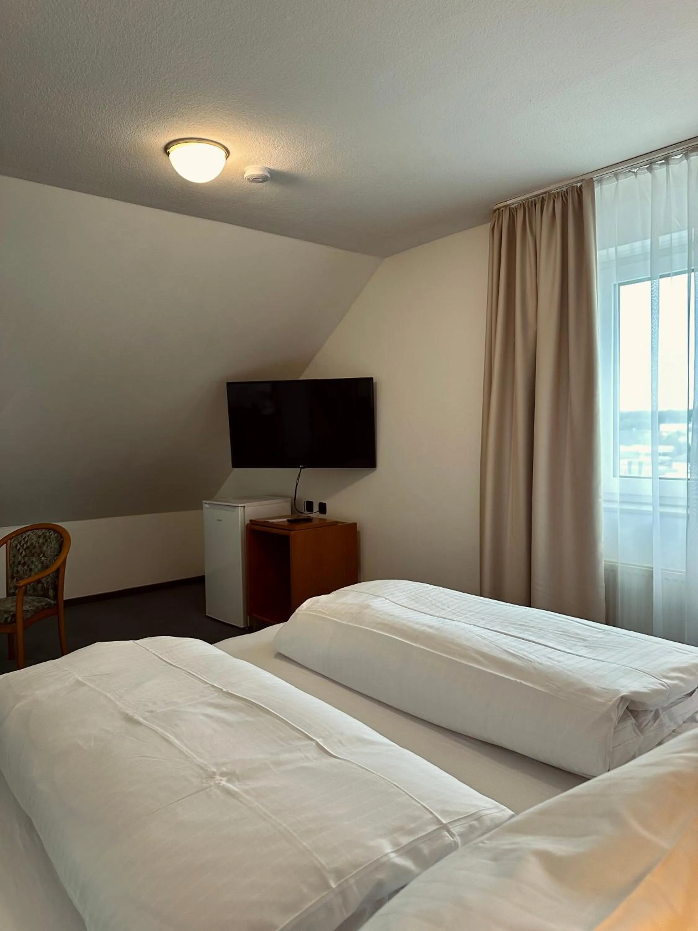 Photo of the whole room, Bed in E&D Hotel Rodgau