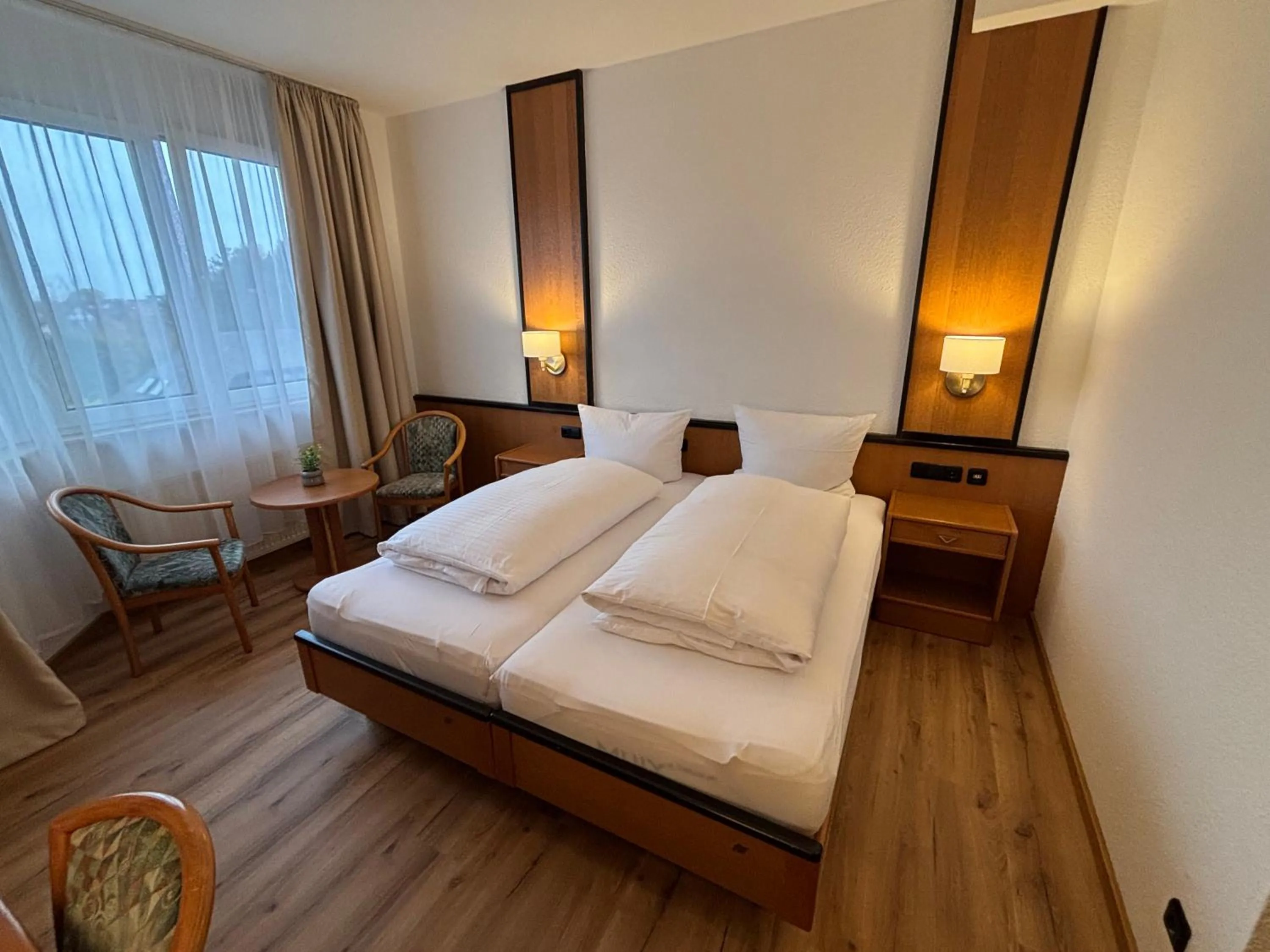 Photo of the whole room, Bed in E&D Hotel Rodgau