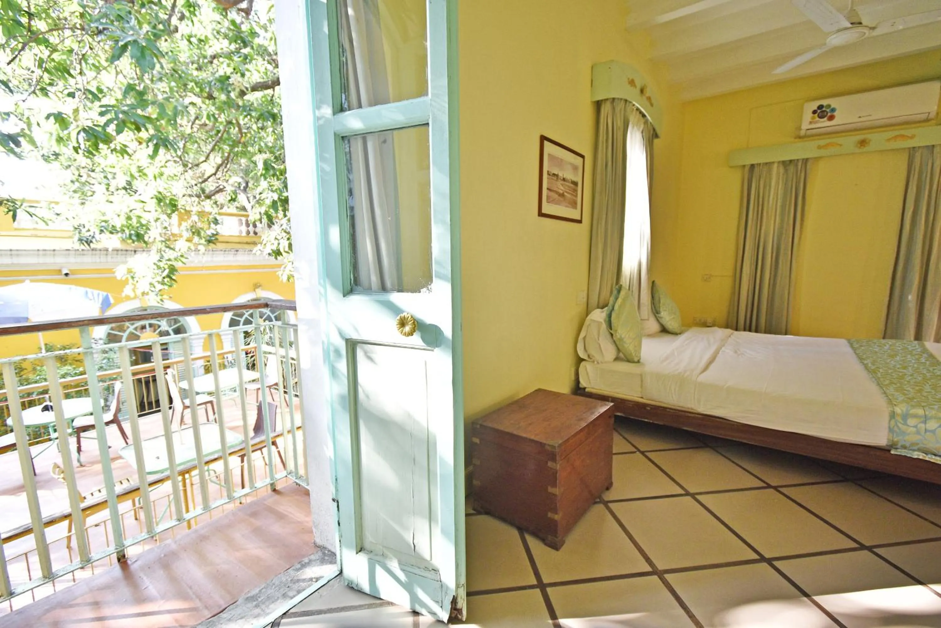 Balcony/Terrace, Bed in Hotel Villa Des Gouverneurs