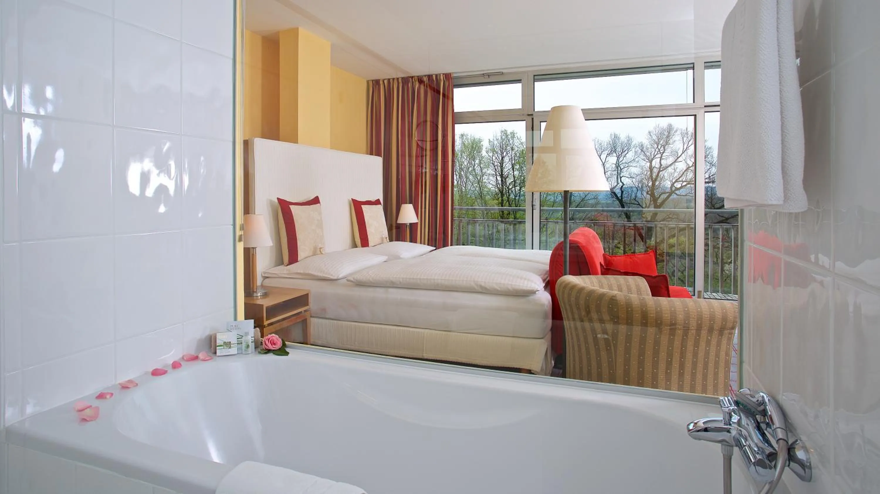 Bathroom, Bed in Berghotel Tulbingerkogel