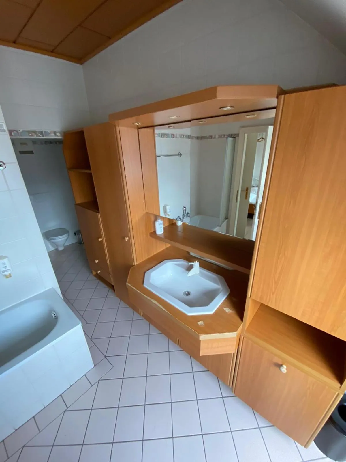 Bathroom in Suite Hotel 200m zum Prater