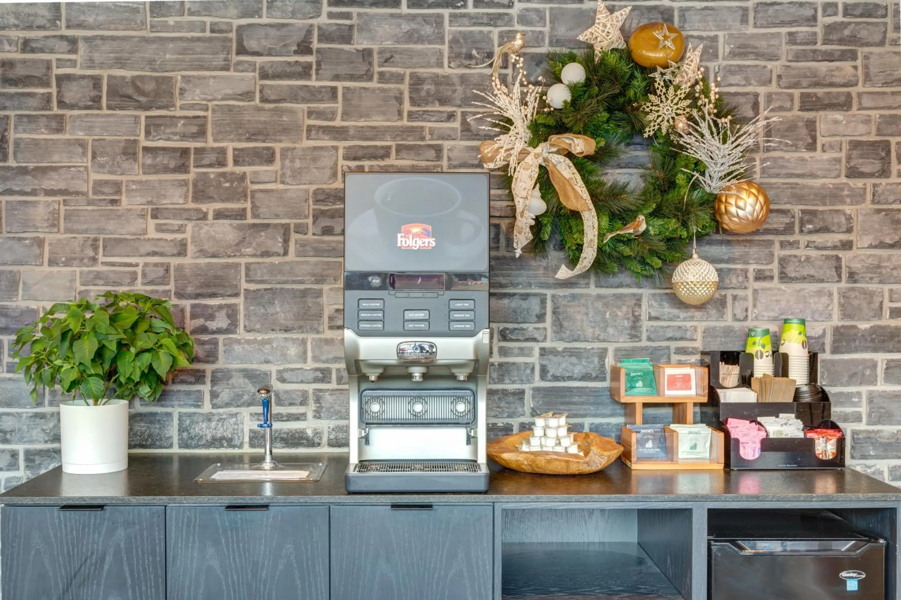 Coffee/tea facilities in Peaks Hotel and Suites