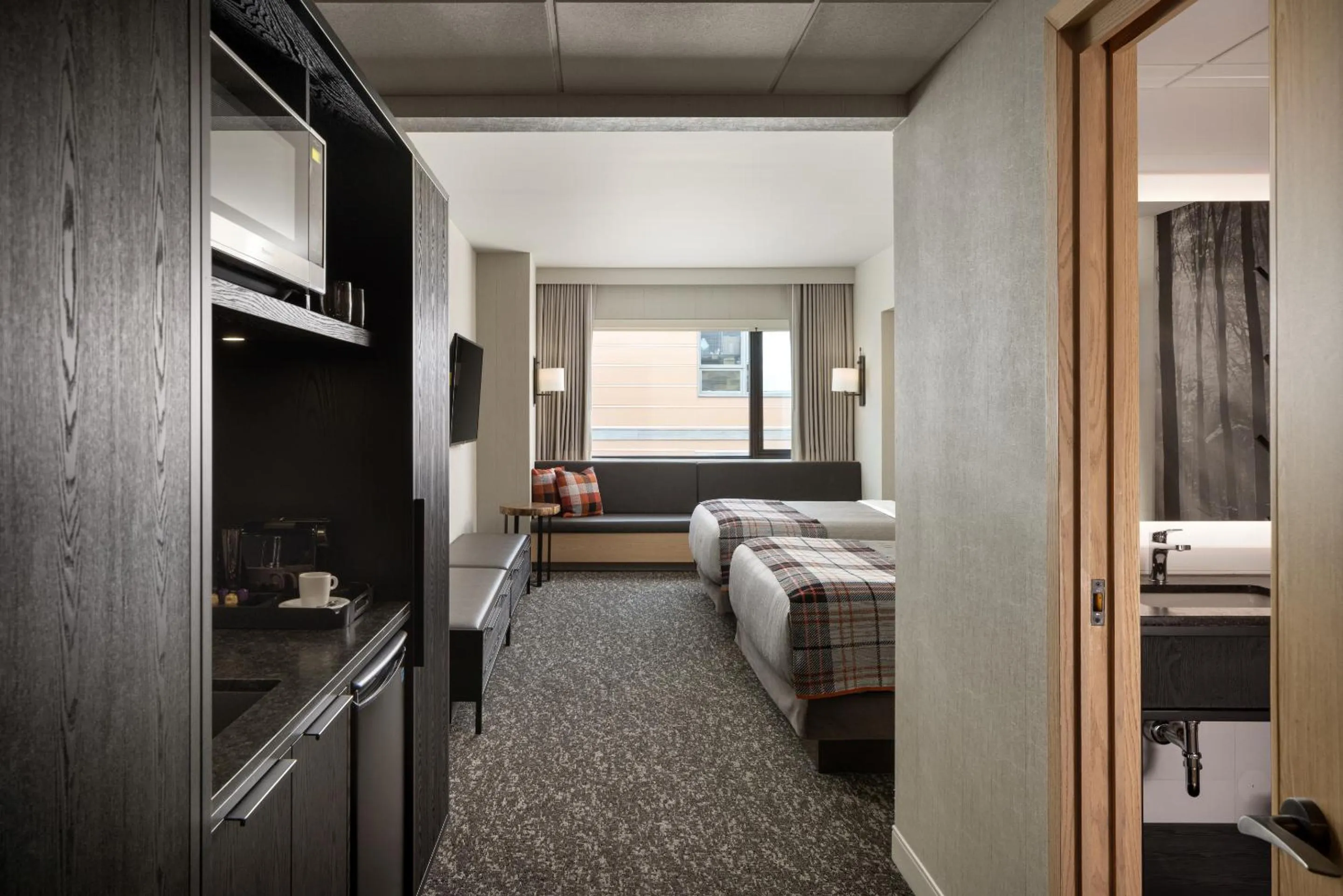 Kitchen or kitchenette, Bed in Peaks Hotel and Suites