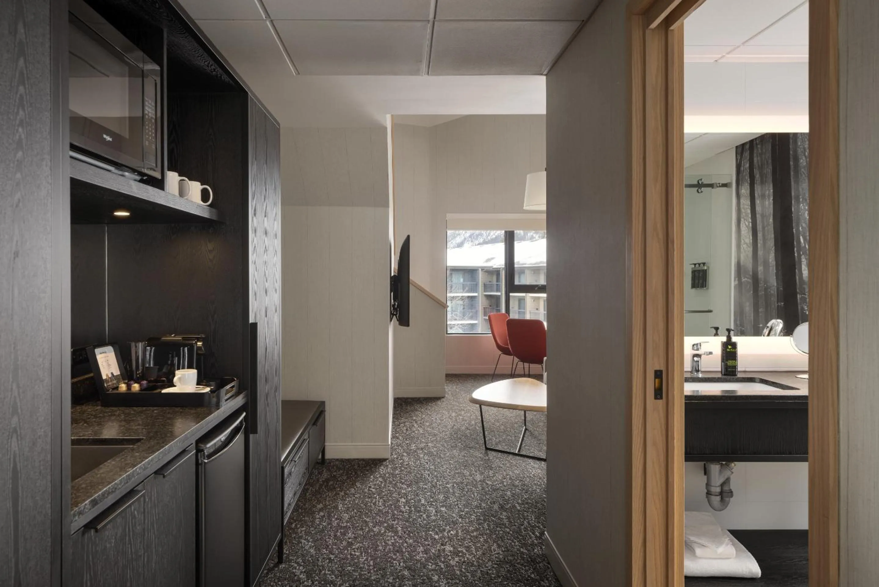 Kitchen or kitchenette, Bed in Peaks Hotel and Suites