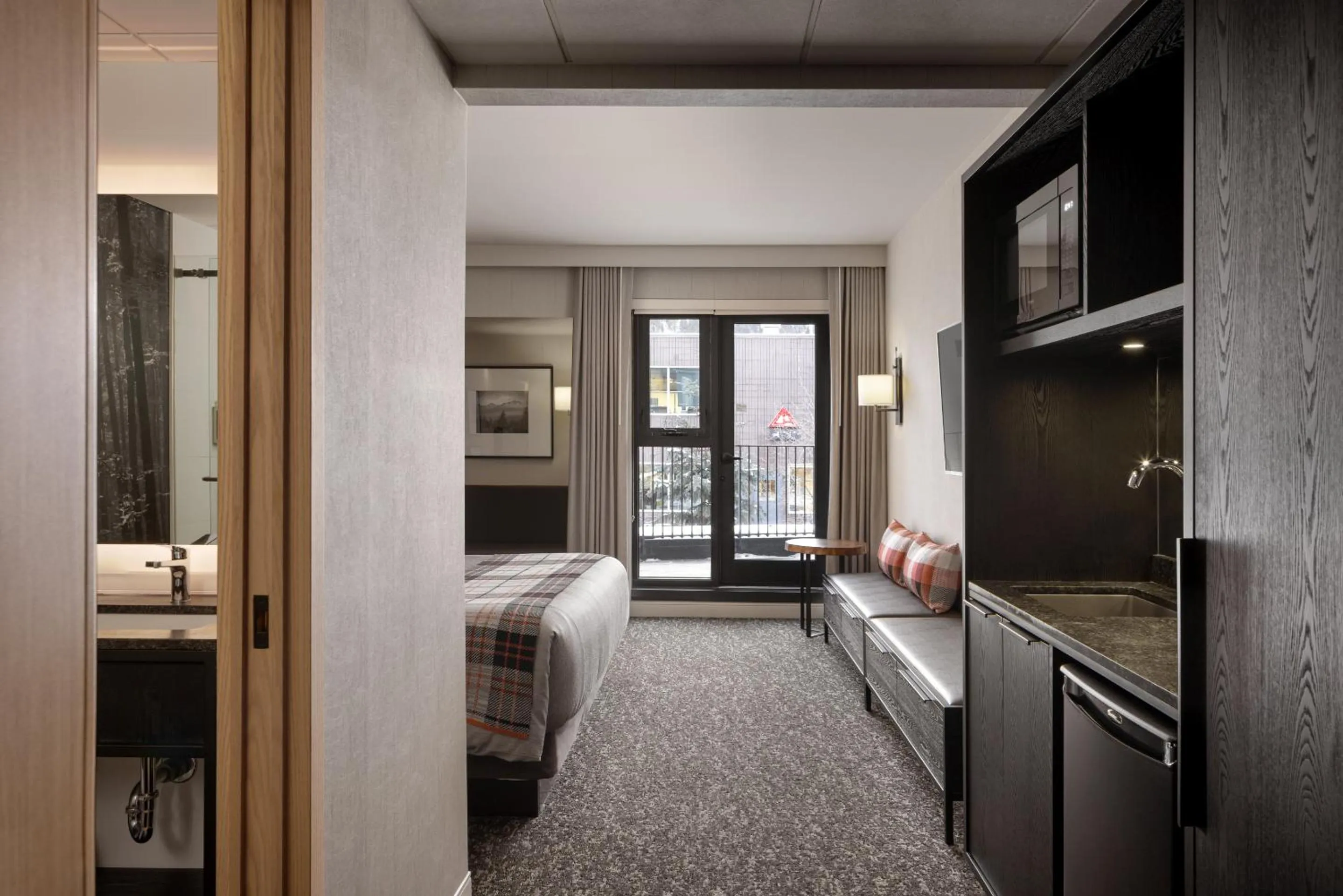 Kitchen or kitchenette, Bed in Peaks Hotel and Suites