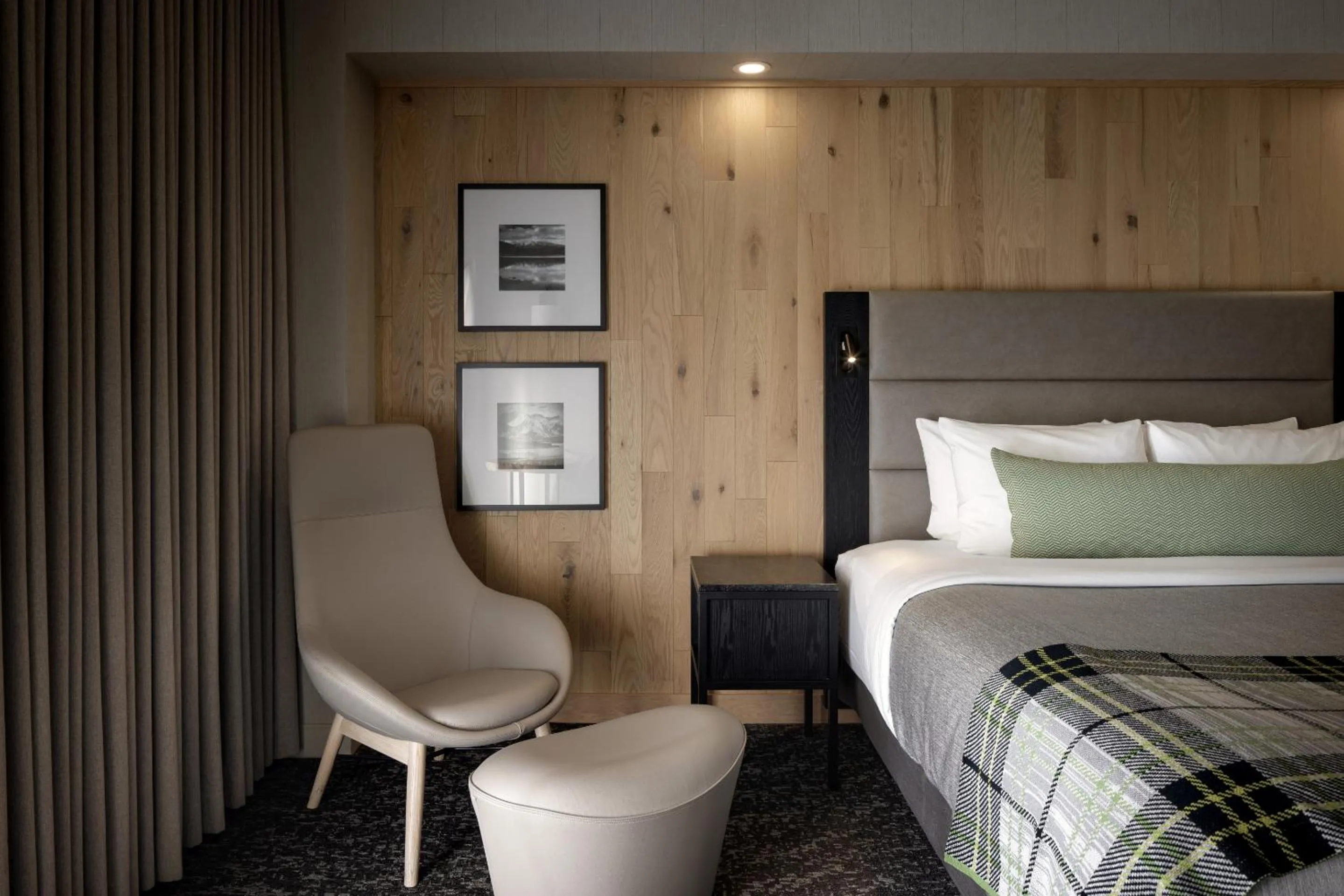 Seating area, Bed in Peaks Hotel and Suites