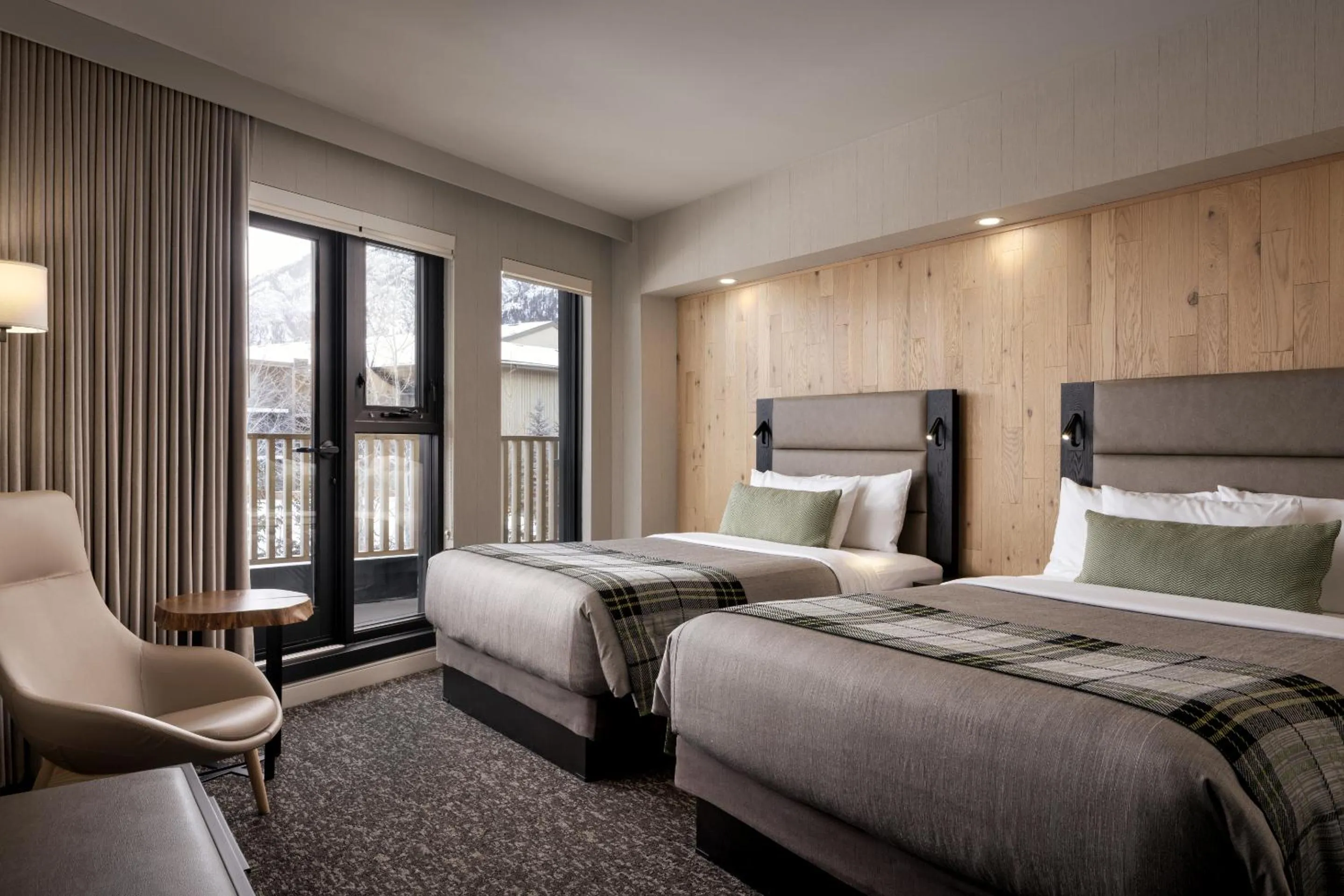 Seating area, Bed in Peaks Hotel and Suites