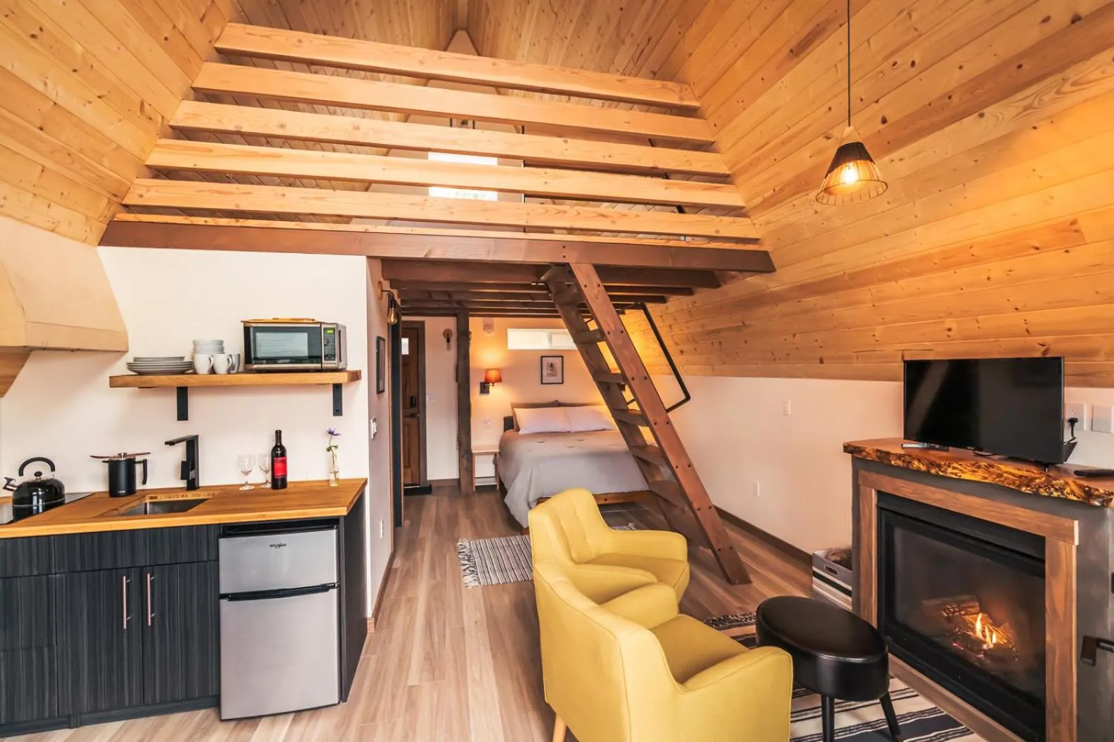 TV and multimedia in Artbliss Hotel