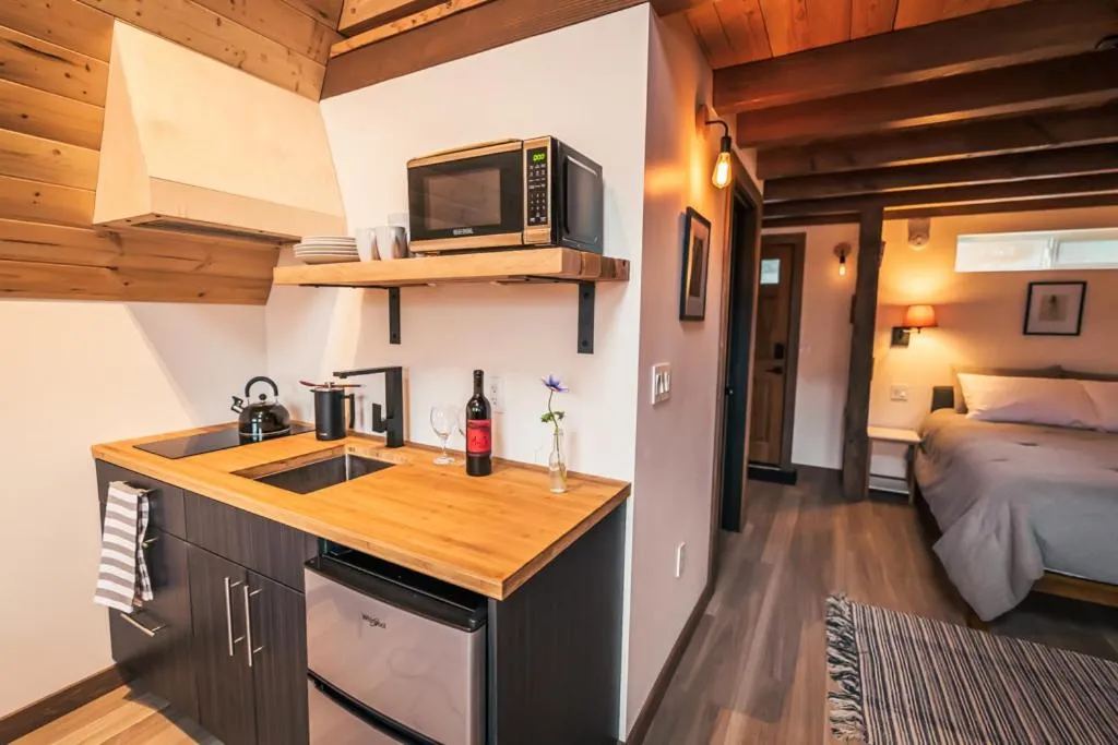 Kitchen or kitchenette, Bed in Artbliss Hotel