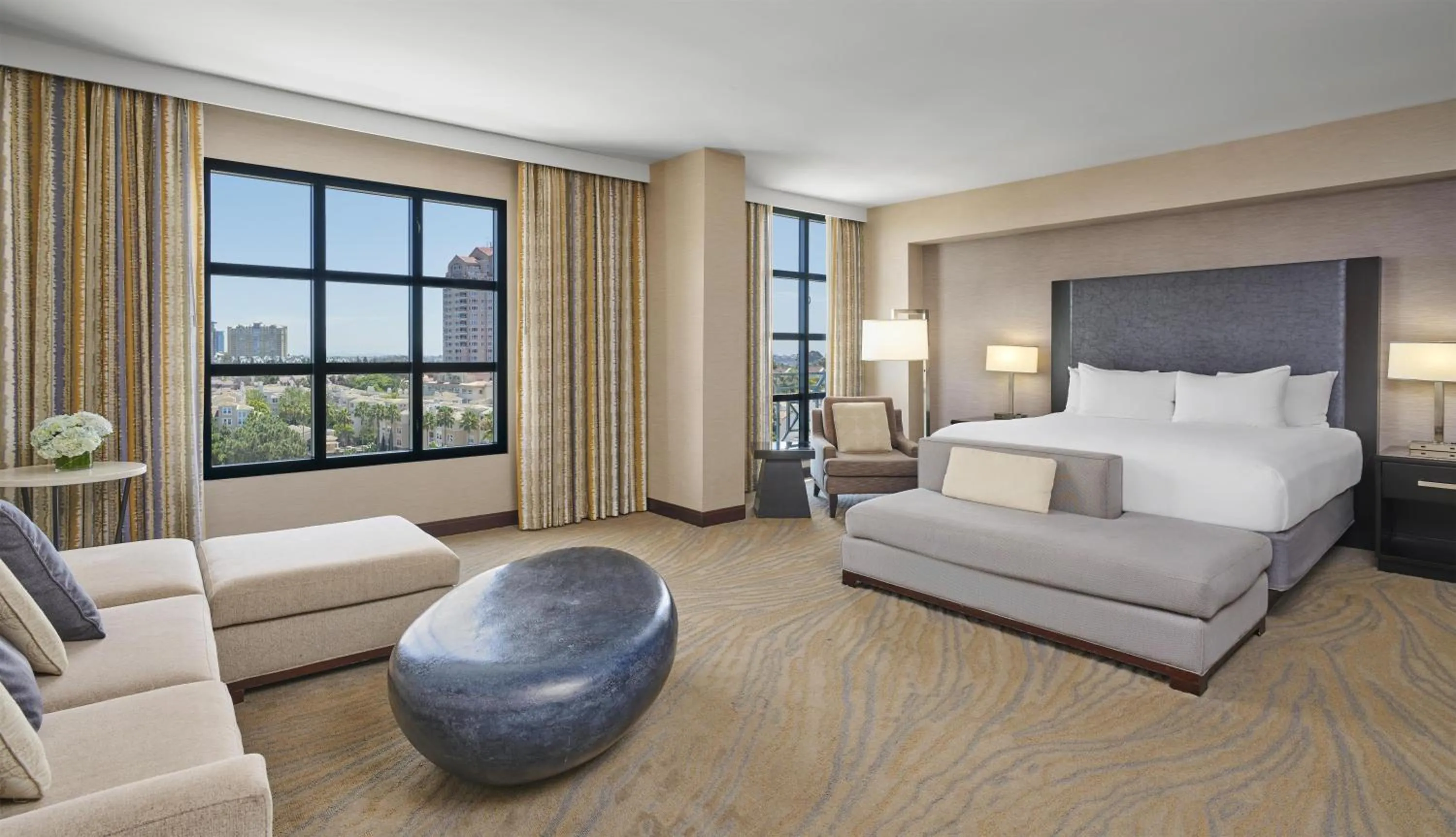 Photo of the whole room, Bed in Hyatt Regency La Jolla at Aventine