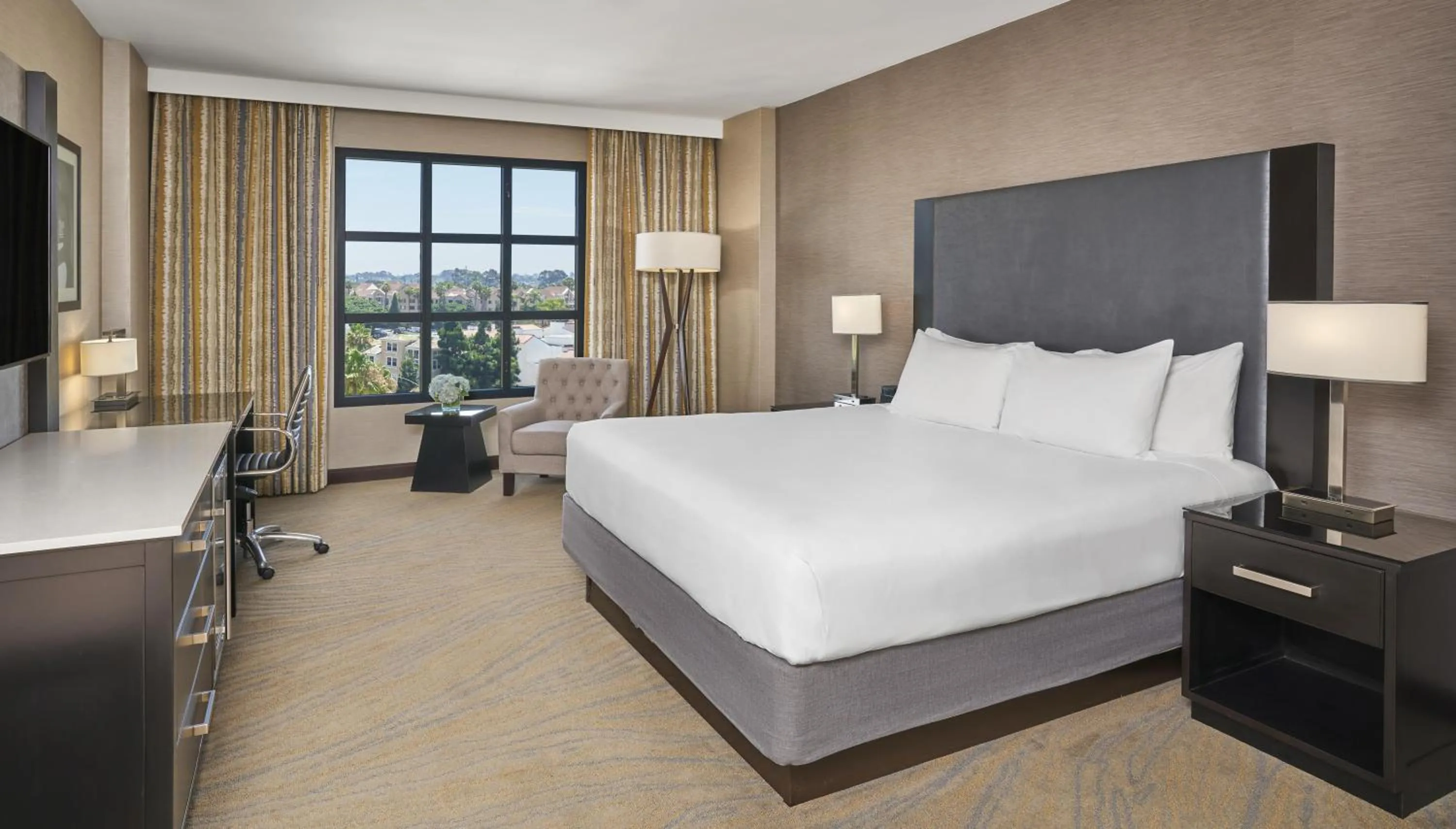 Bedroom, Bed in Hyatt Regency La Jolla at Aventine