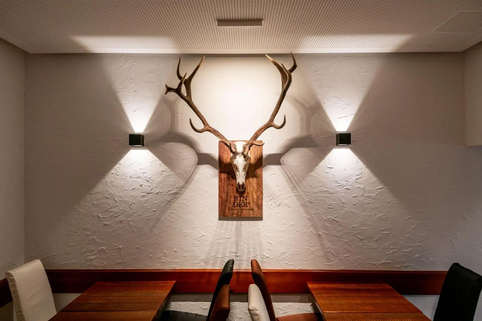 Decorative detail in BinderS Budget City-Mountain Hotel