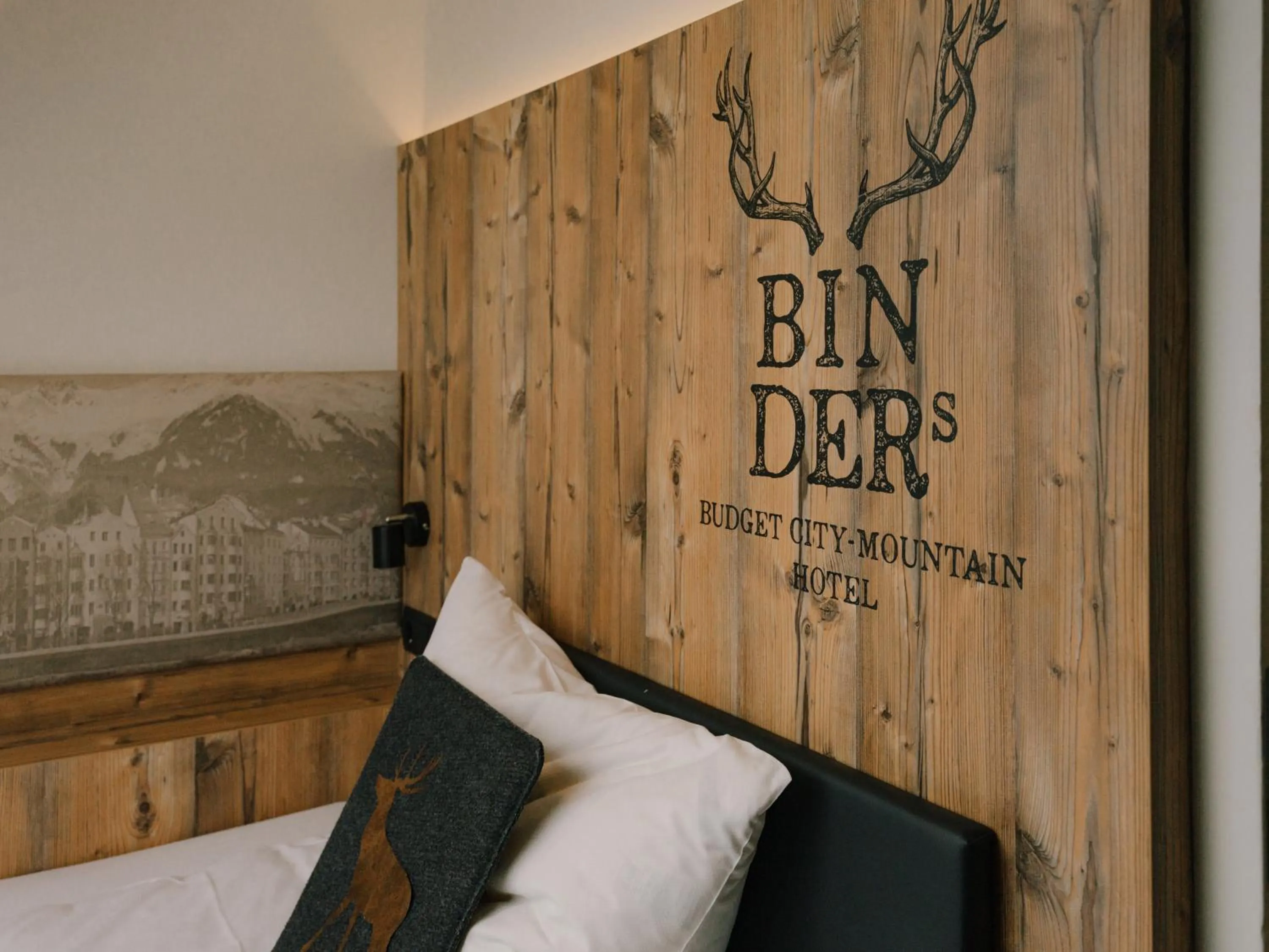 Bed in BinderS Budget City-Mountain Hotel