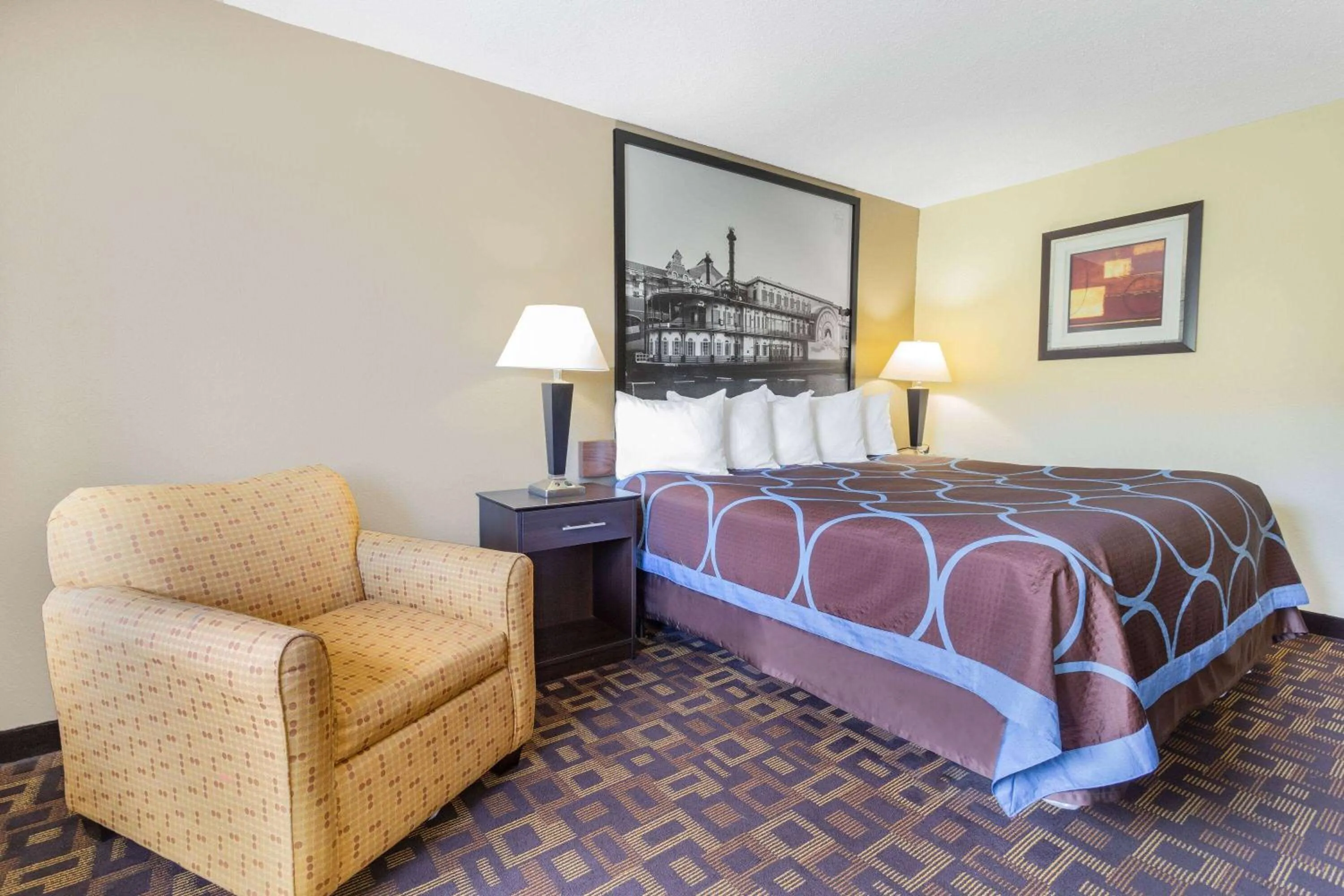 Photo of the whole room, Bed in Super 8 by Wyndham Decorah