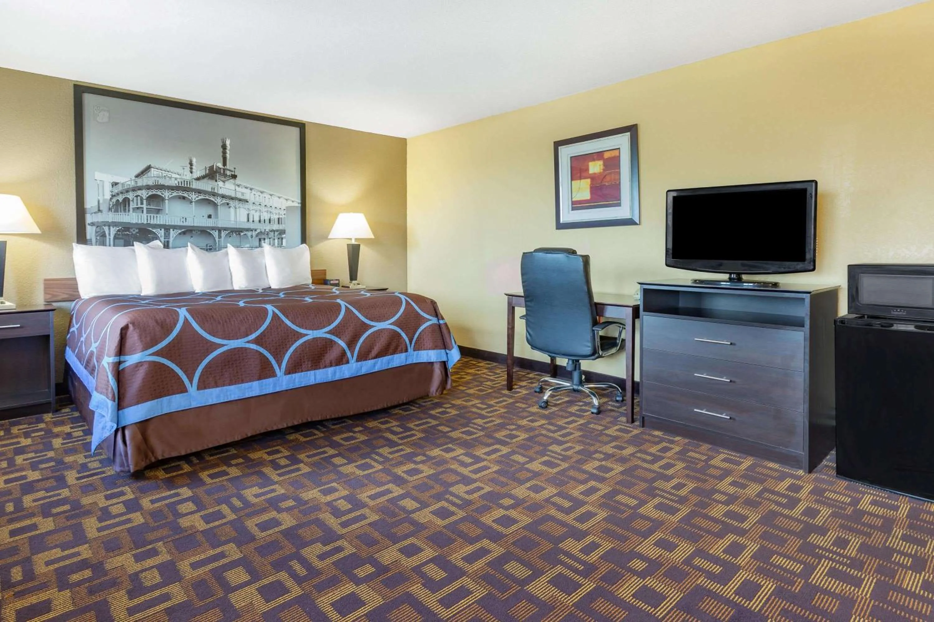 Photo of the whole room, Bed in Super 8 by Wyndham Decorah