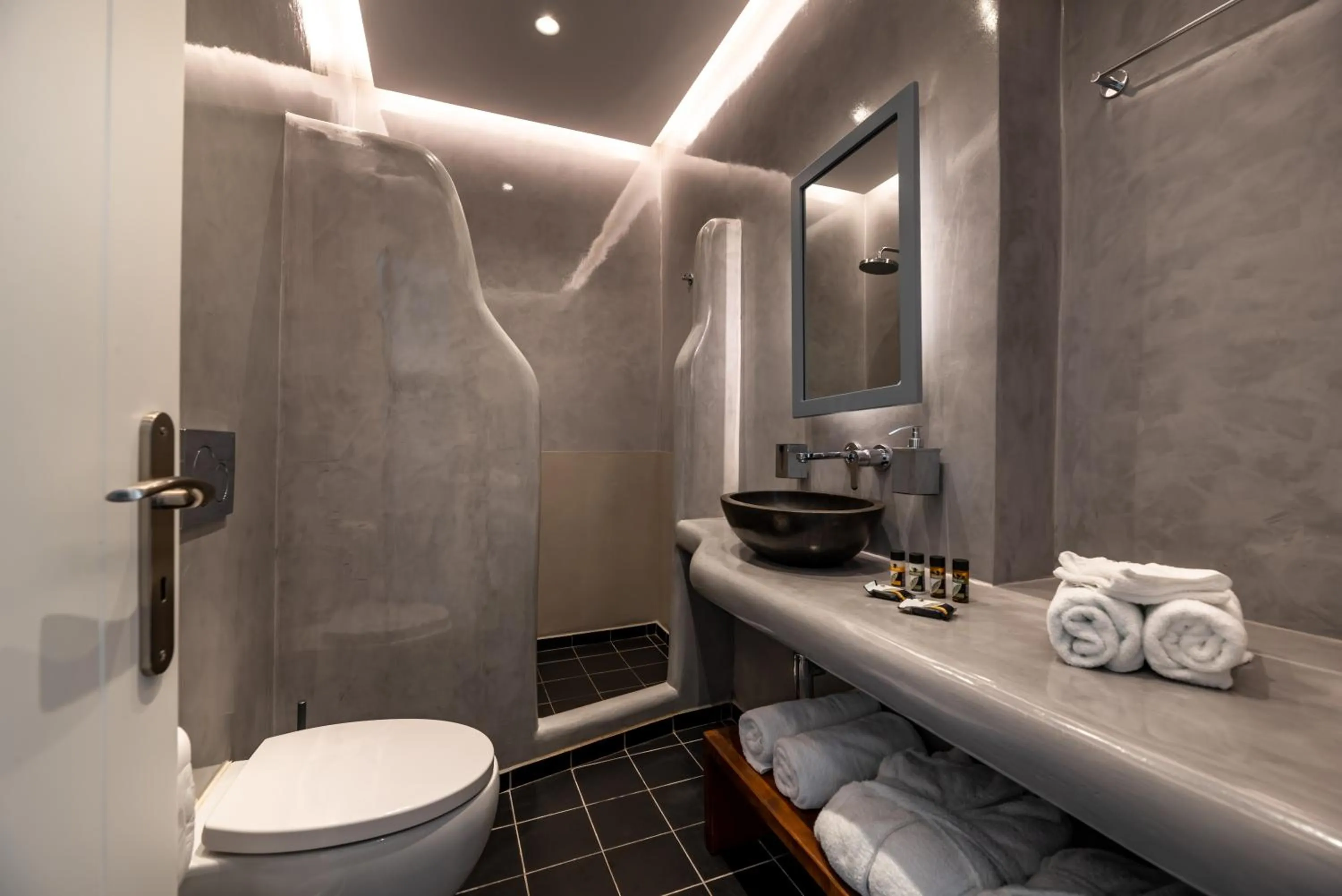 Shower in Santa Irina Luxury Sunny Lofts