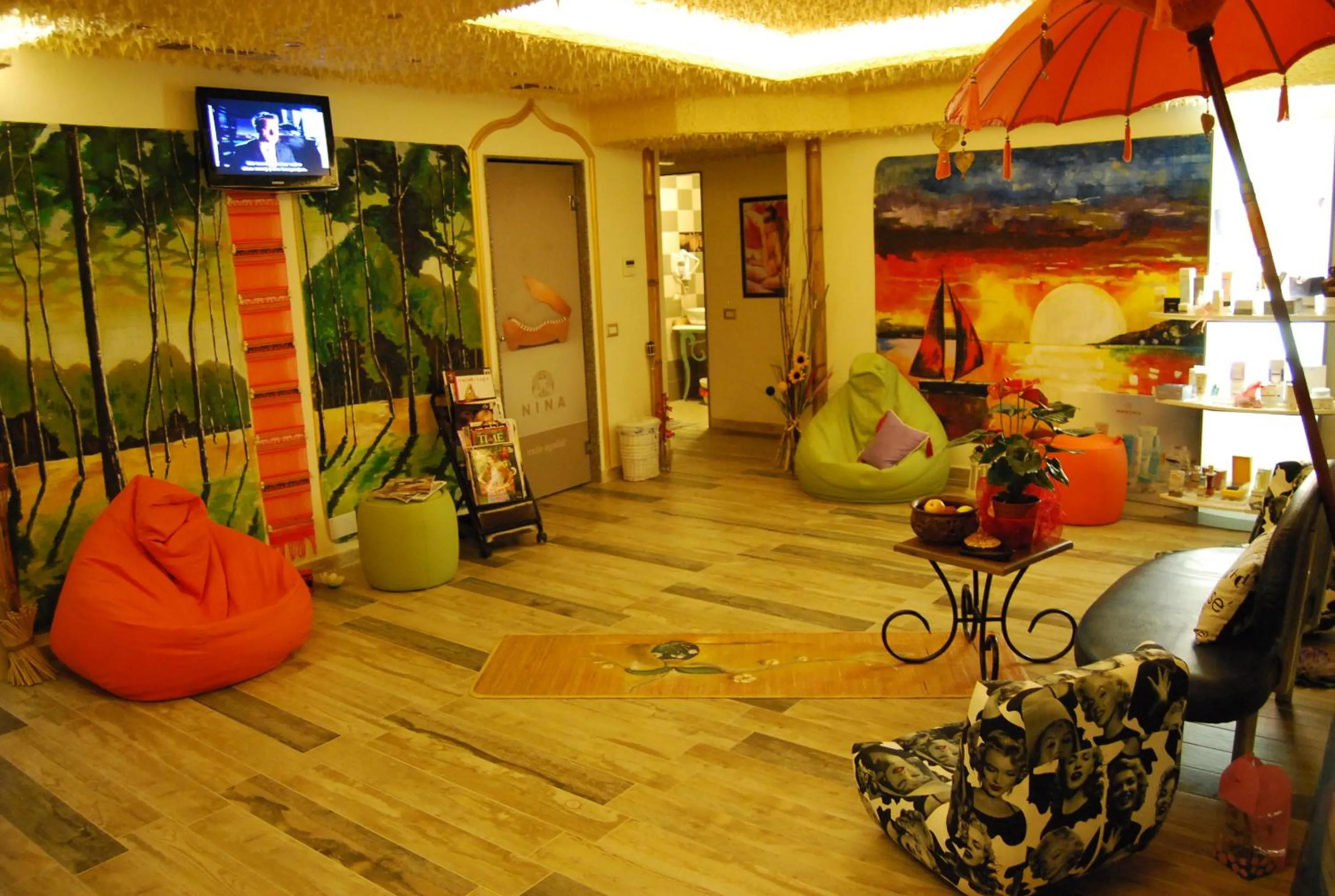 Lounge or bar in 2 KITARRAT Boutique Hotel & SPA