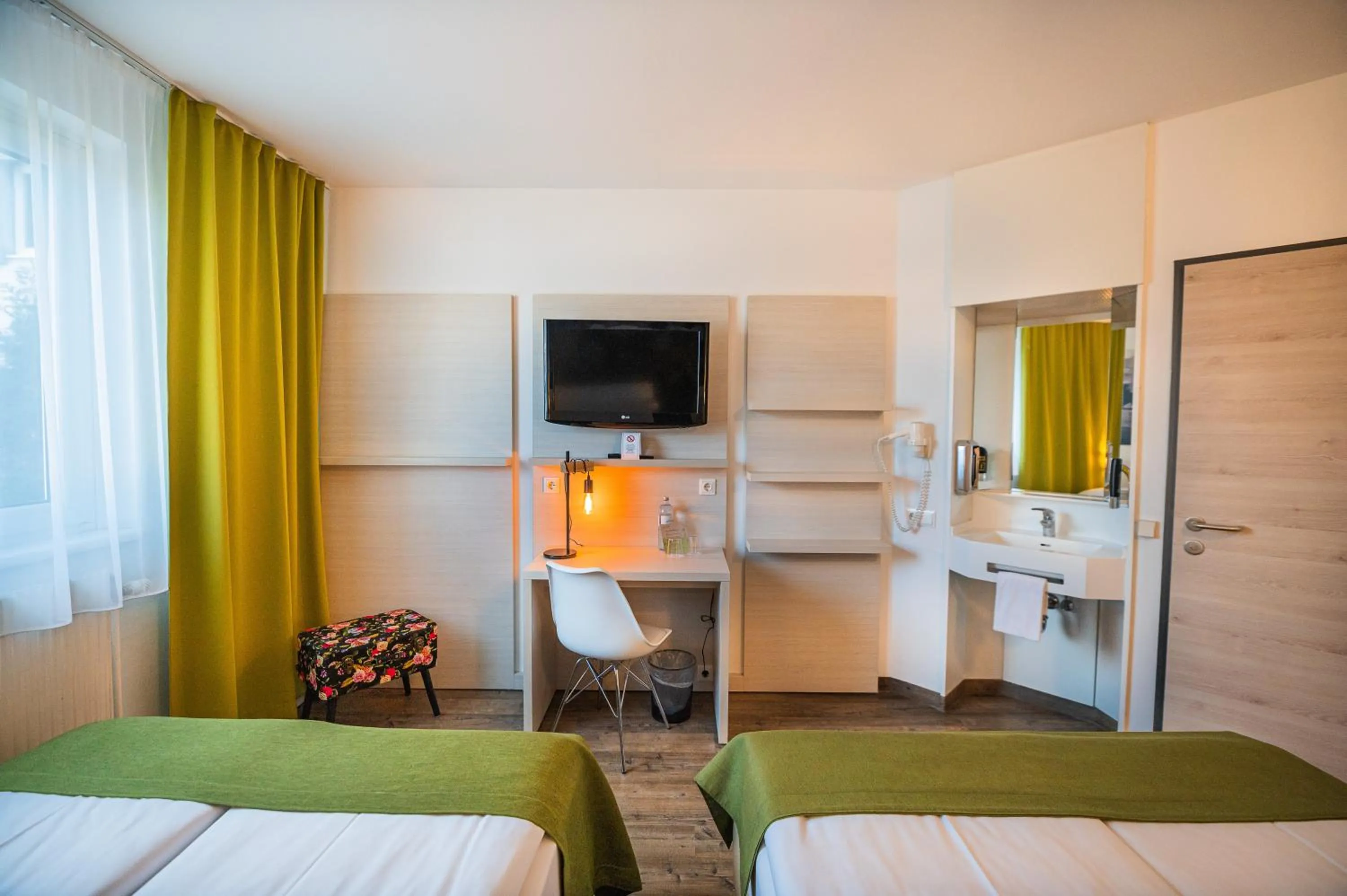 Photo of the whole room, Bed in LifeHotel Vienna Airport