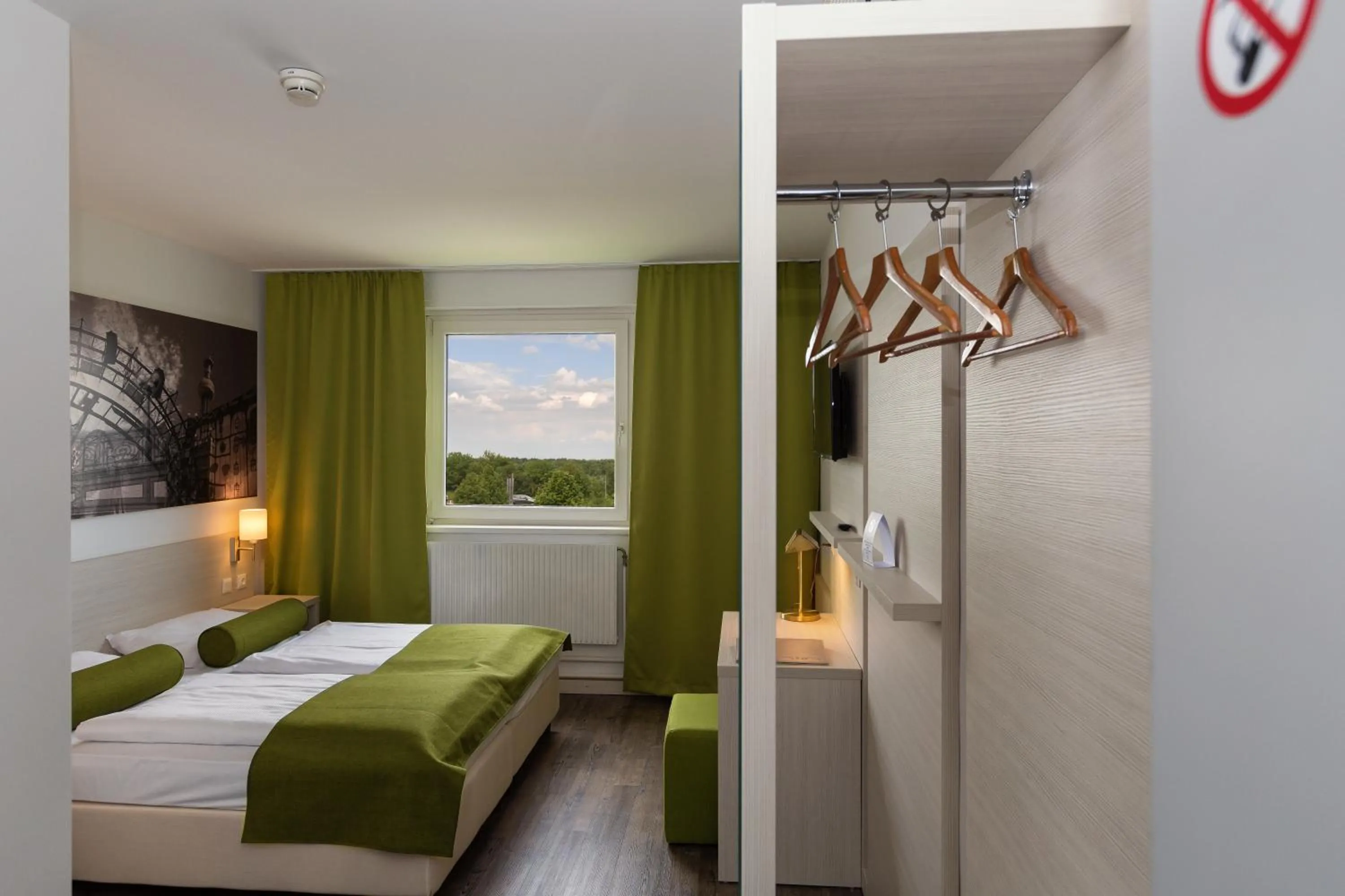 Bedroom, Bed in LifeHotel Vienna Airport