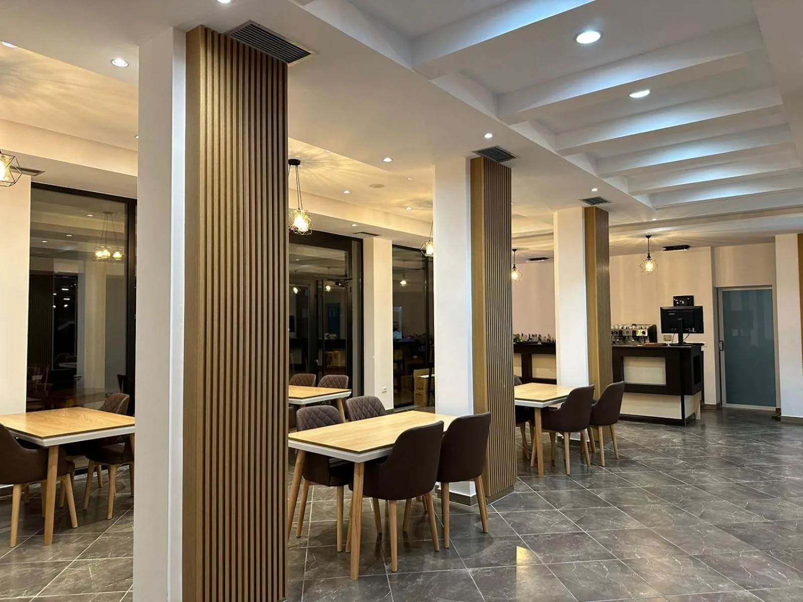 Restaurant/places to eat in Hotel Verzaci